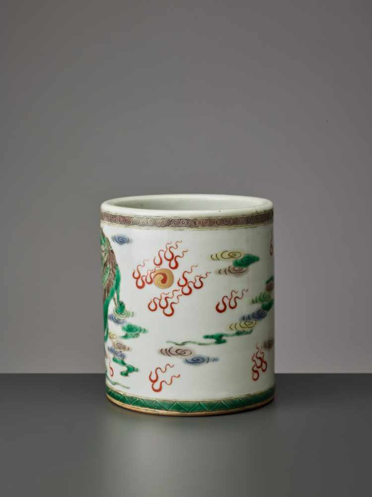 A FAMILLE VERTE ENAMELED PORCELAIN BRUSHPOT, QING DYNASTY Of cylindrical form, painted in vivid - Image 3 of 6