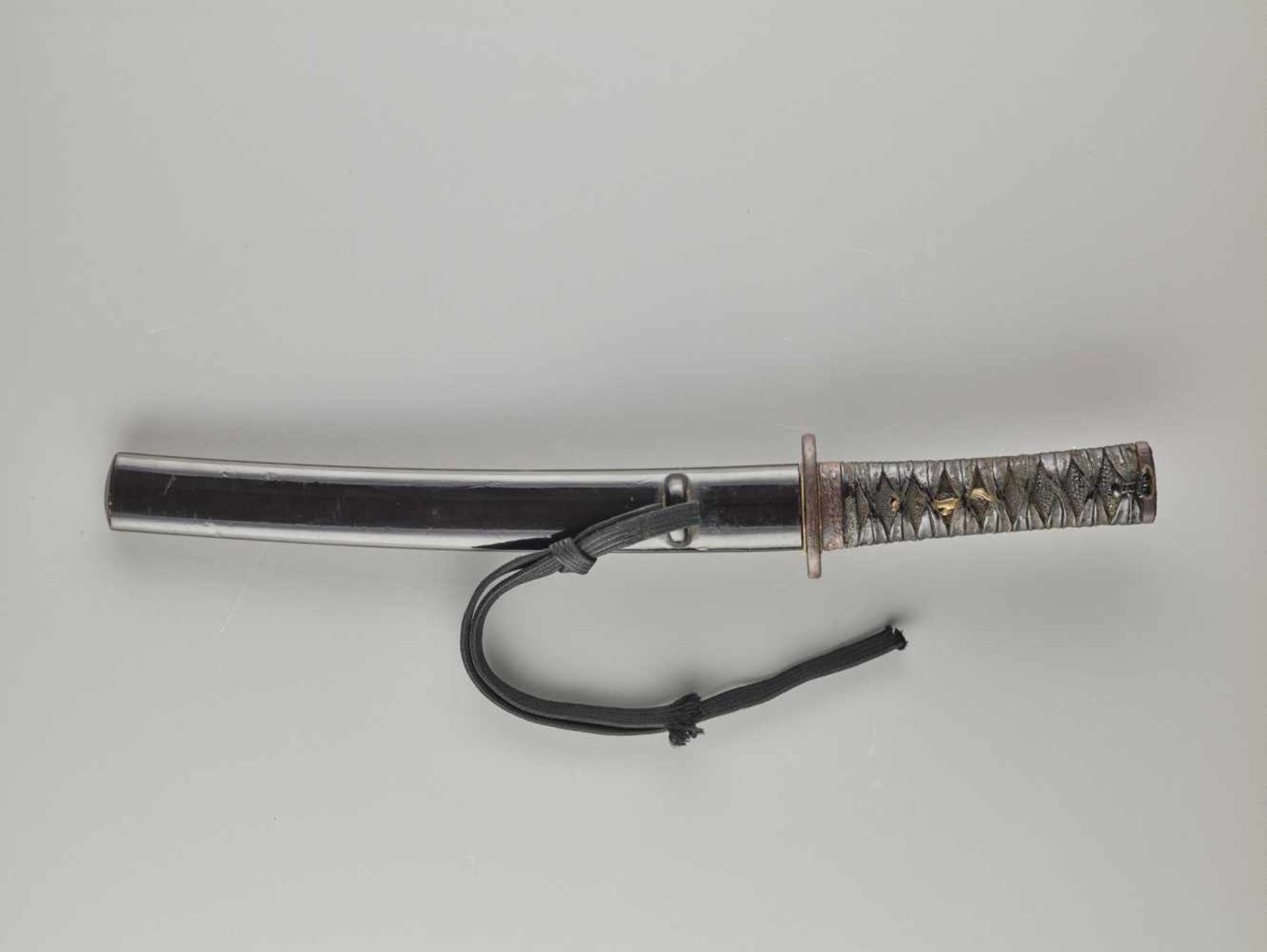 A TANTO BY KUNIYOSHI Japan, Edo period (1603 – 1868) (blade and koshirae)BladeEven shape with iori - Image 5 of 9