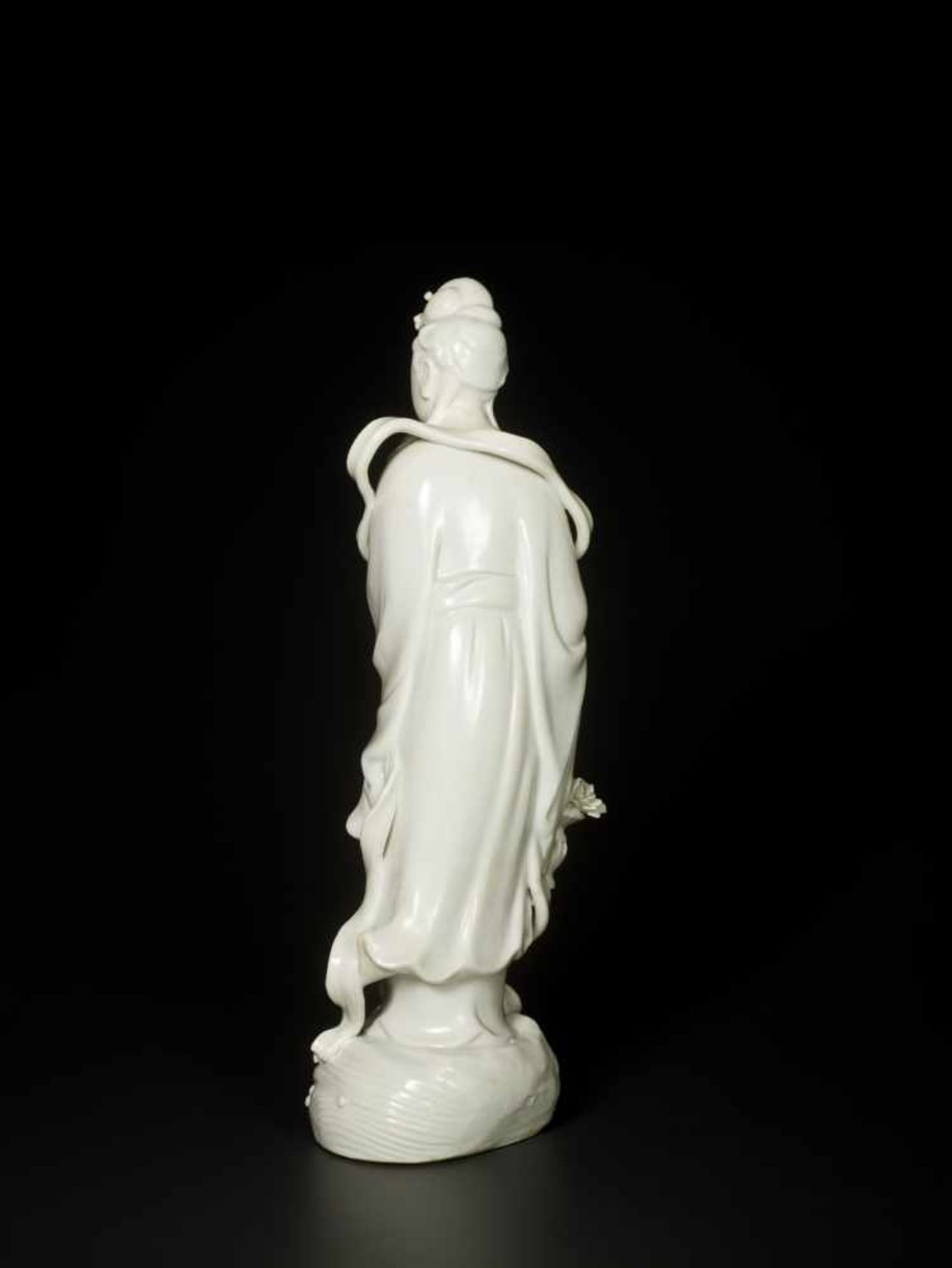 A BLANC-DE-CHINE PORCELAIN FIGURE OF GUANYIN, QING DYNASTY, DEHUA Molded white porcelain with carved - Image 6 of 8