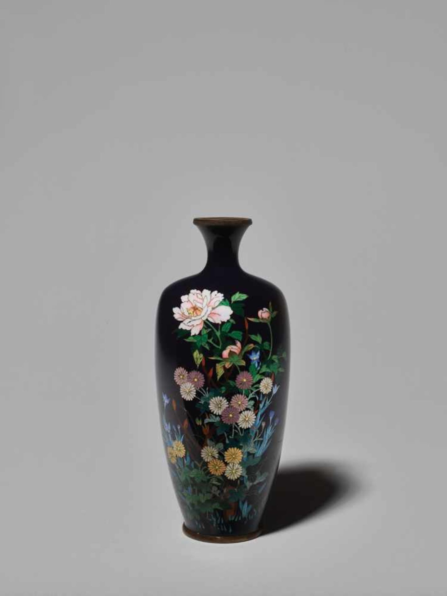 A JAPANESE CLOISONNÉ ENAMEL VASE WITH KIKU AND FUYO BLOSSOMS Cloisonné with colored enamelsJapan,