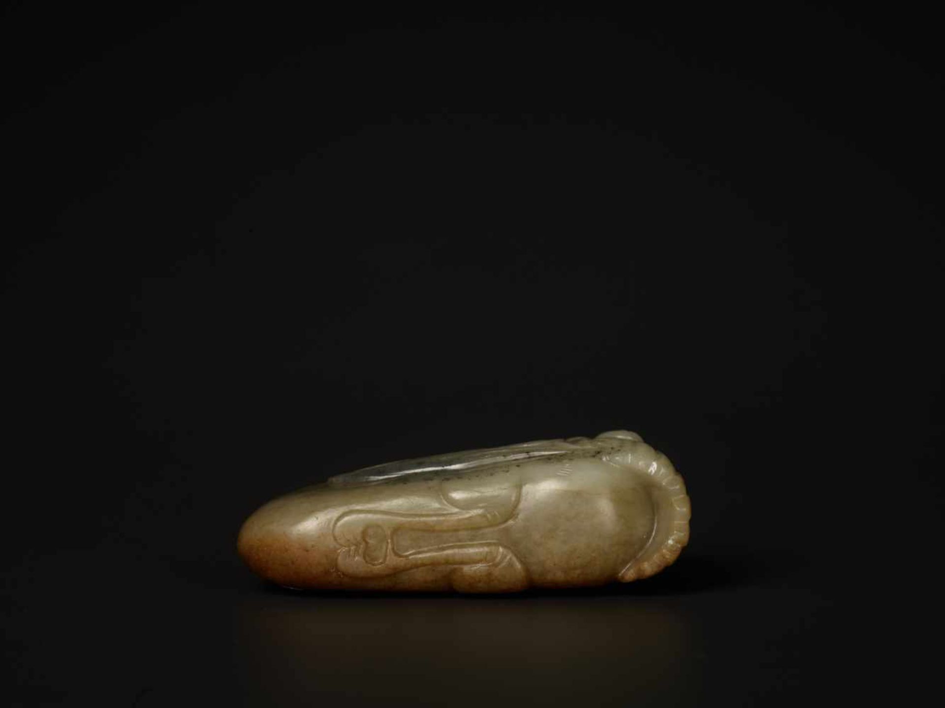 A CELADON AND RUSSET JADE 'RECUMBENT CRANE AND PEACHES' CARVING, MING DYNASTY The nephrite of - Image 5 of 8