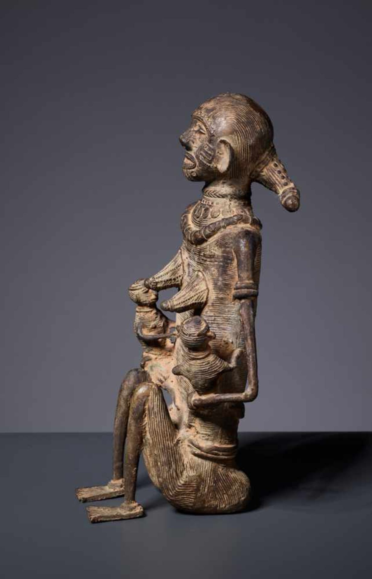 A LARGE KONDH TRIBAL BRONZE OF A MOTHER WITH TWO CHILDREN Copper bronze Northern India, Kondh Tribe, - Image 5 of 6