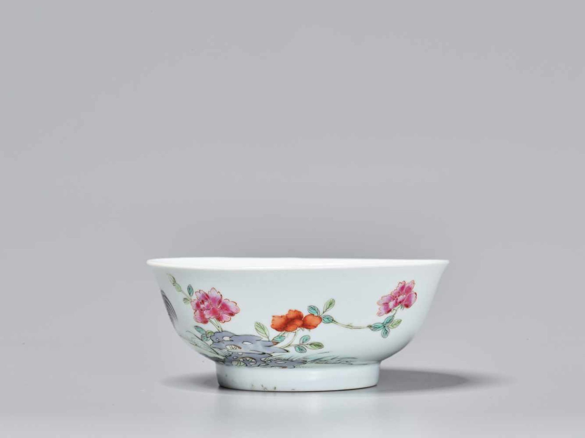 A FAMILLE ROSE ‘COCKEREL EATING FLY’ PORCELAIN BOWL, 18TH CENTURY Four-character Yongzheng mark - Image 5 of 7