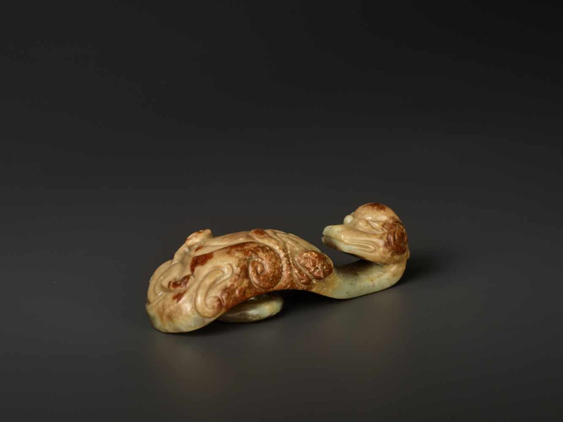 A CELADON, GREY AND RUSSET ‘CHILONG’ JADE BELT HOOK, MING DYNASTY The celadon and grey nephrite - Image 2 of 7