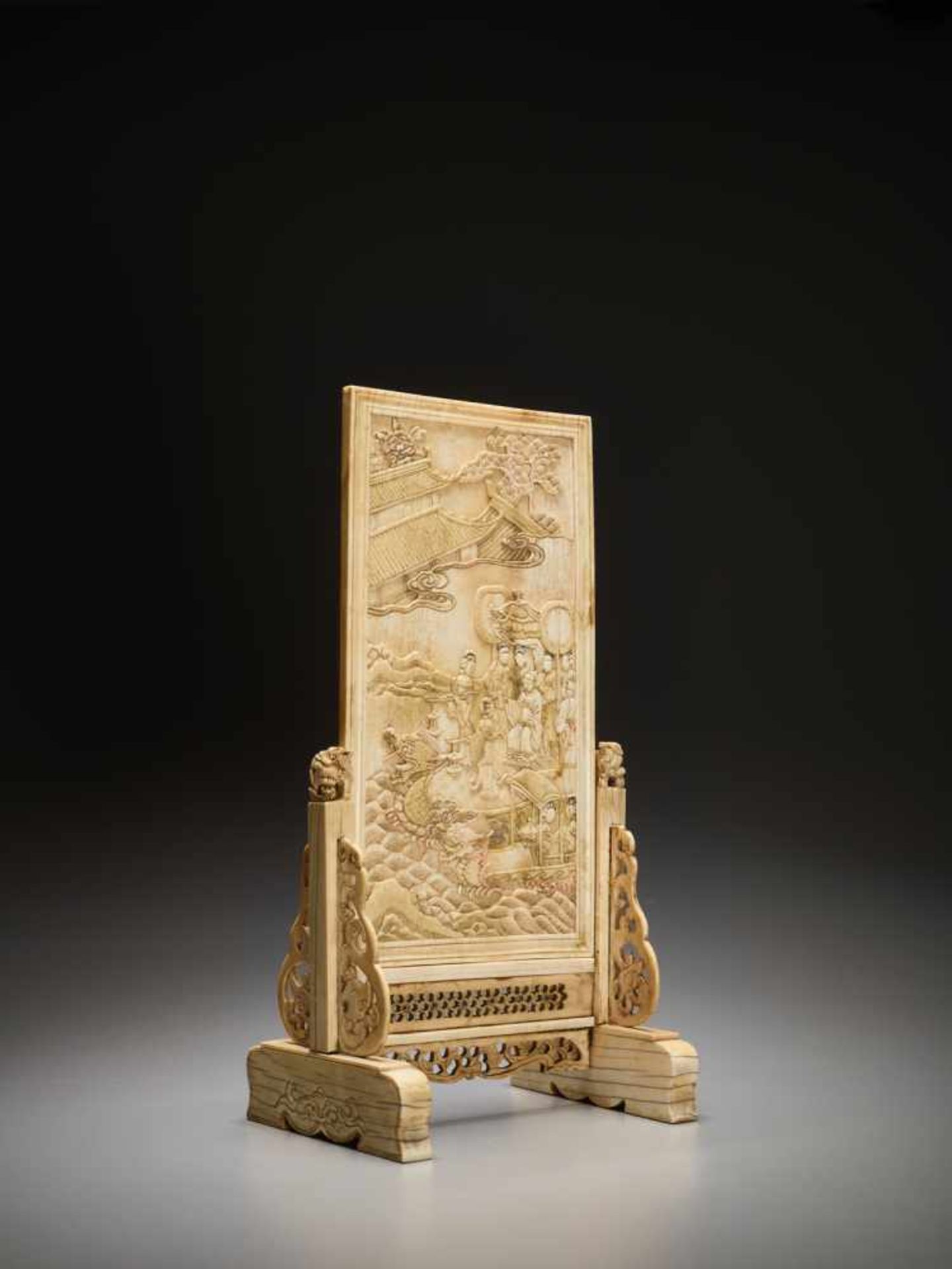 AN IVORY DOUBLE-SIDED ‘IMMORTALS AND DRAGON BOAT’ TABLE SCREEN, KANGXI Ivory engraved and carved - Image 7 of 11