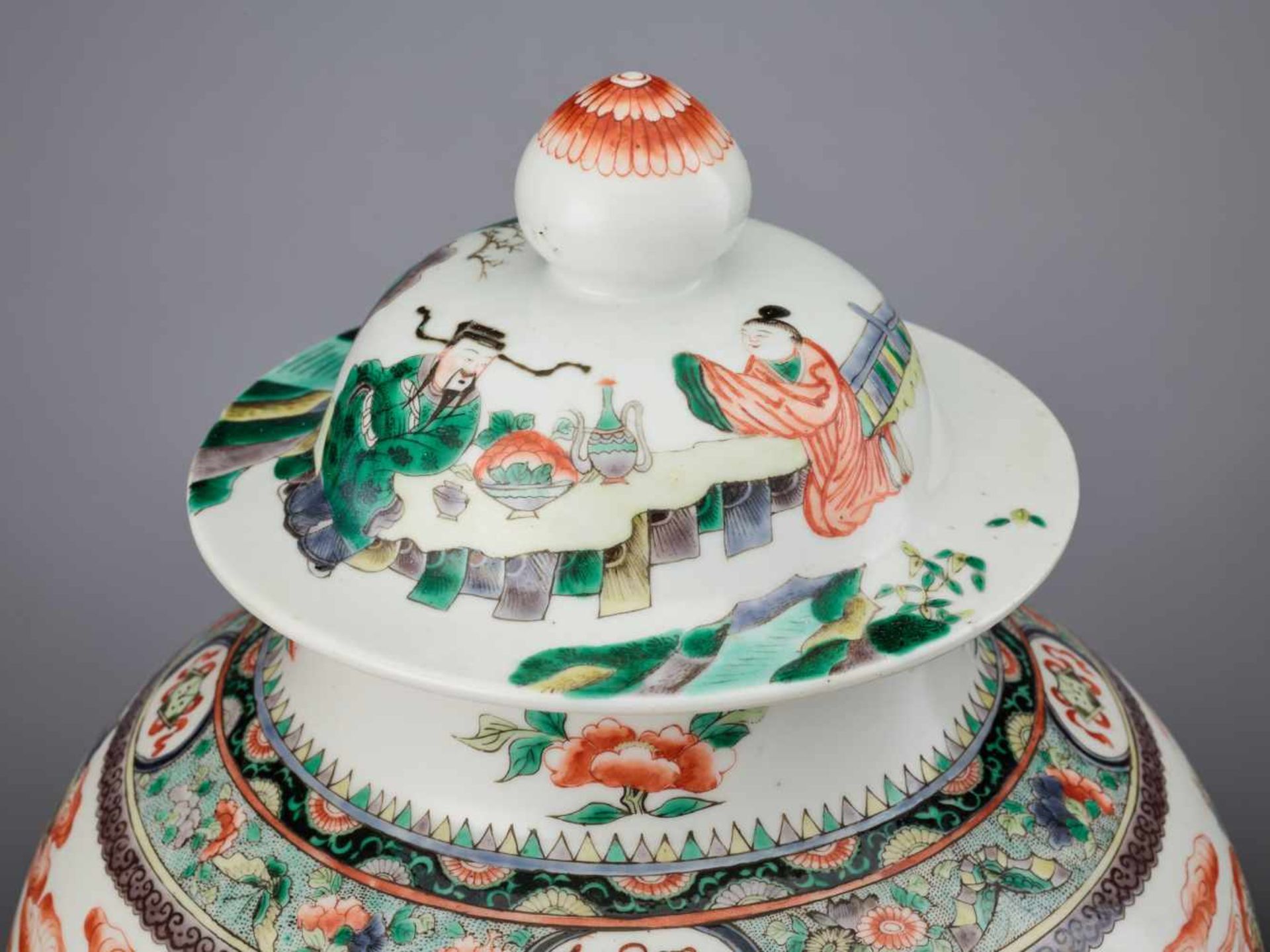 A LIDDED QING DYNASTY FAMILLE VERTE BALUSTER JAR ‘EIGHT IMMORTALS’ Porcelain with iron red, - Image 5 of 9