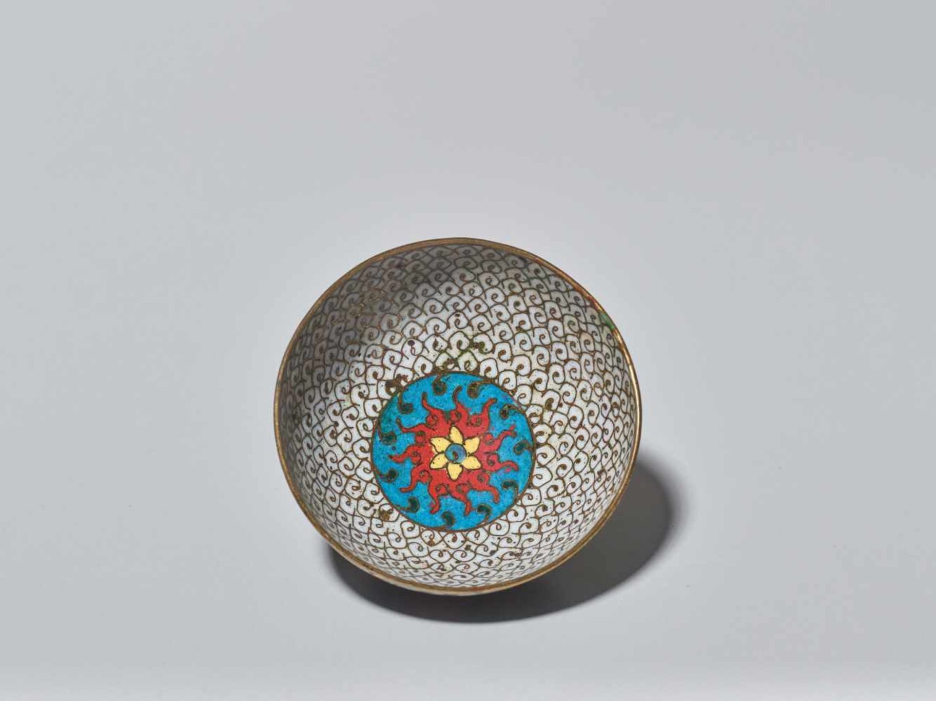 A CLOISONNE ENAMEL ‘LOTUS’ BOWL, MING DYNASTY, 16TH CENTURY The bronze bowl with gilt rims and - Image 3 of 7