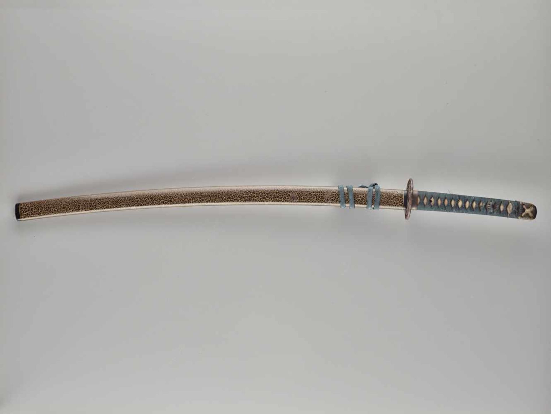 A TACHI WITH LACQUER `ICE CRACK´ SAYA Japan, early Edo period (1603 - 1868) (blade); late 17th to - Image 7 of 7