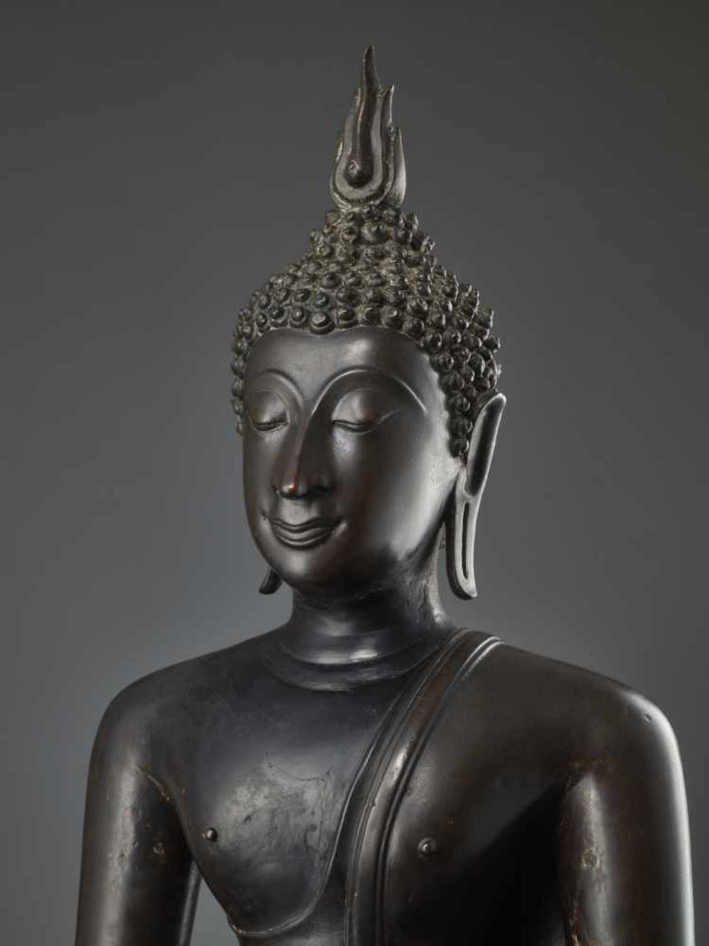 A LARGE AND IMPORTANT BRONZE FIGURE OF BUDDHA SHAKYAMUNI, SUKHOTHAI STYLE, KAMPHAENG PHET, 14TH – - Image 10 of 13