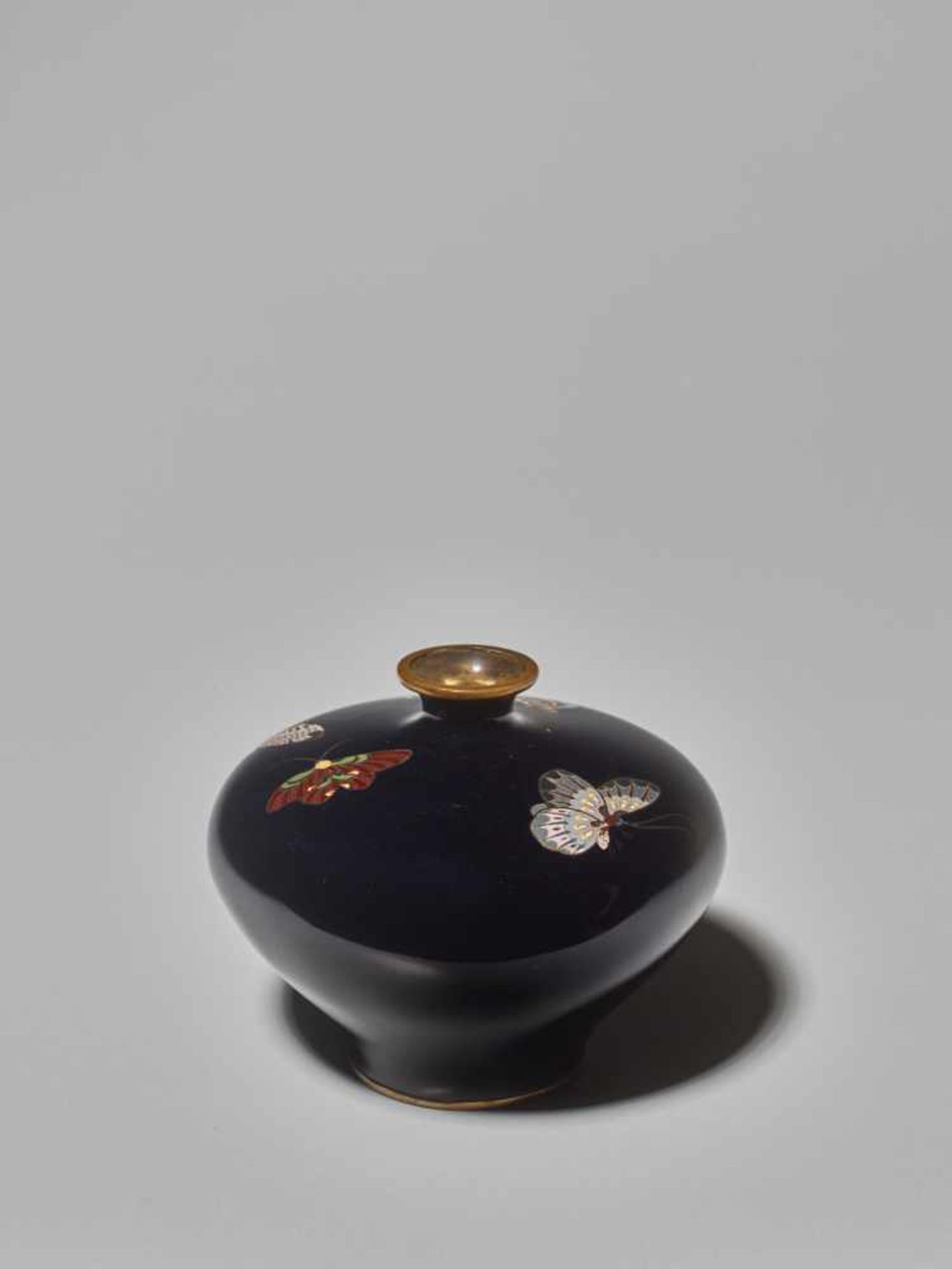 A JAPANESE CLOISONNÉ VASE WITH BUTTERFLIES Cloisonné with colored enamelsJapan, Meiji period (1868 - - Image 7 of 7