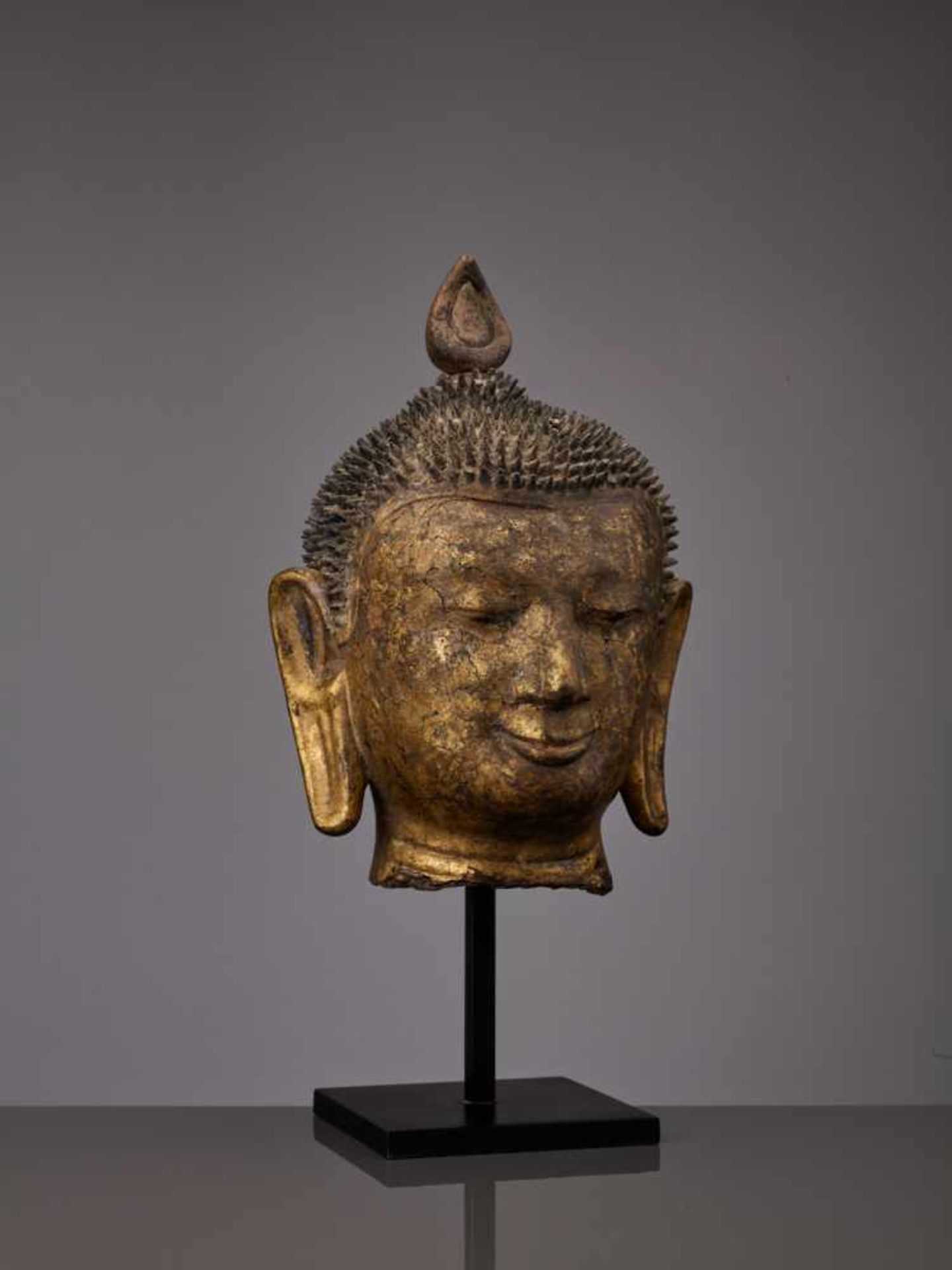 A BURMESE GILT AND LACQUERED HEAD OF BUDDHA SHAKYAMUNI, POST-PAGAN 13-14th CENTURY Hollow wood - Image 5 of 5