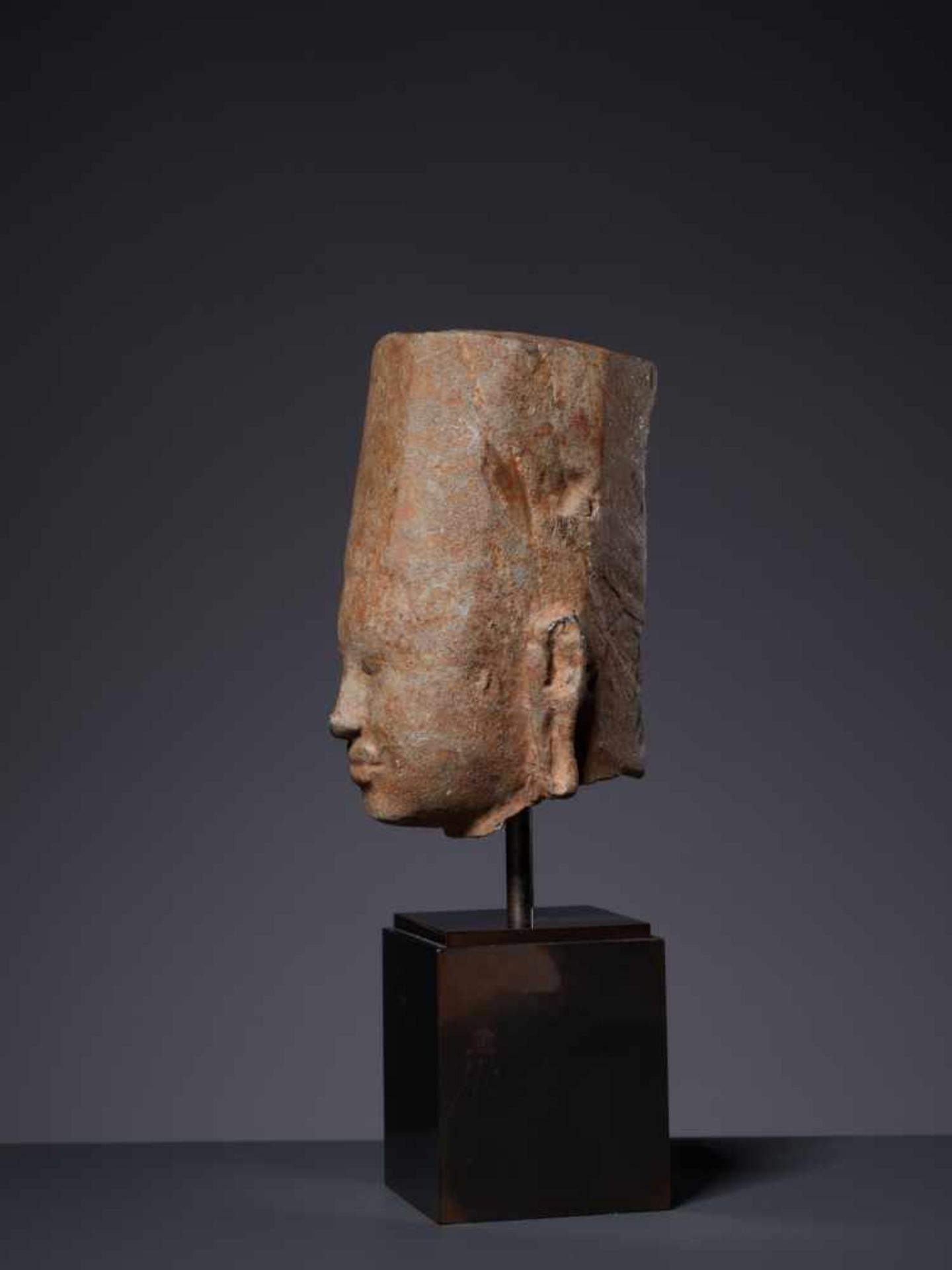 A SANDSTONE HEAD OF A DEITY, KHMER, PRE-ANGKOR PERIOD, 7TH – 8TH CENTURY Sculptured and chiseled - Image 4 of 6