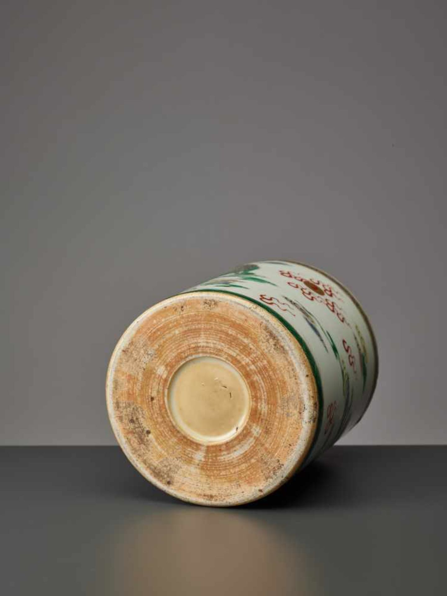 A FAMILLE VERTE ENAMELED PORCELAIN BRUSHPOT, QING DYNASTY Of cylindrical form, painted in vivid - Image 6 of 6