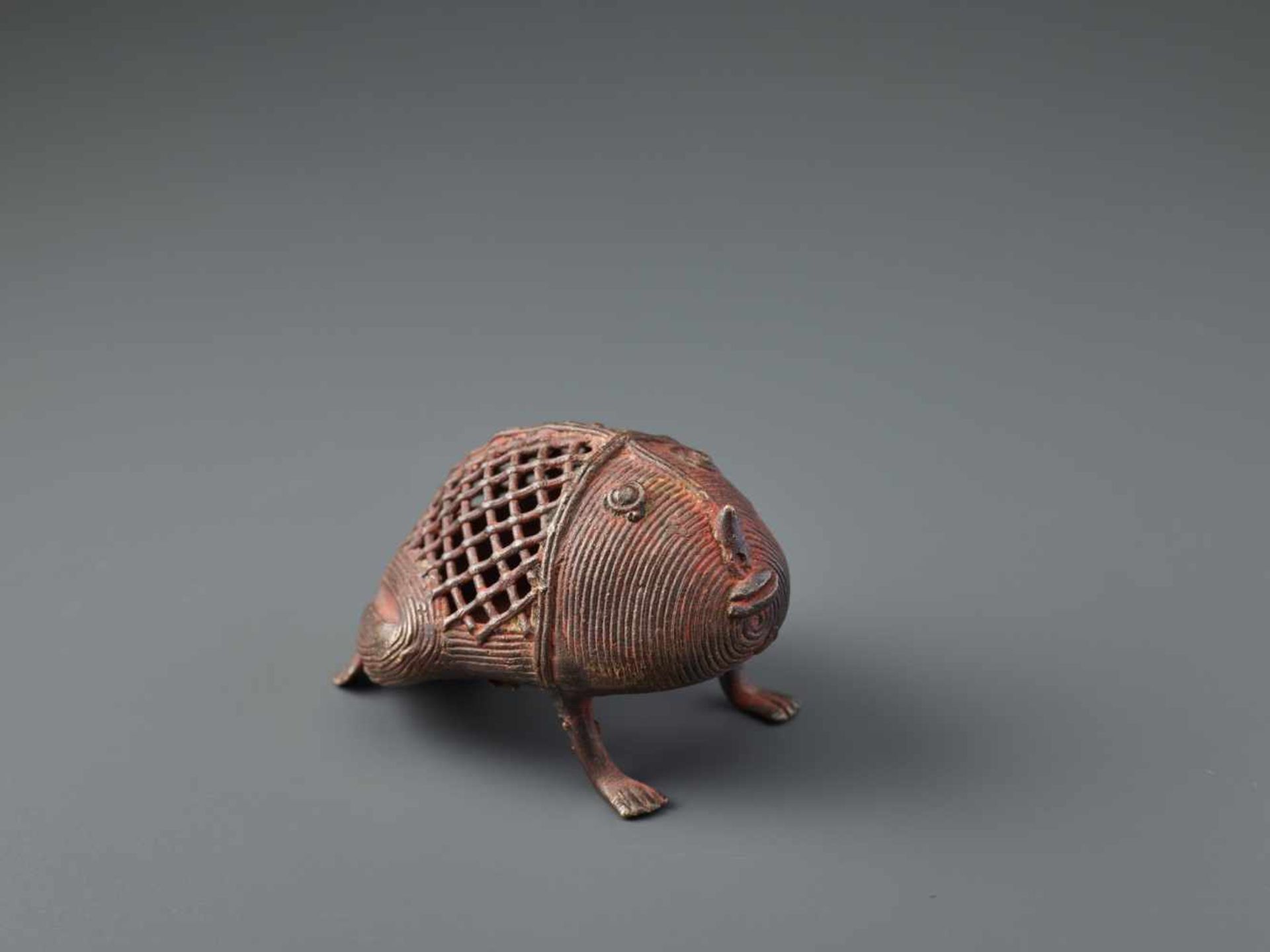 A WHIMSICAL KONDH TRIBAL BRONZE IN SHAPE OF A FROG Copper bronze, remains of cold paintNorthern - Image 3 of 6