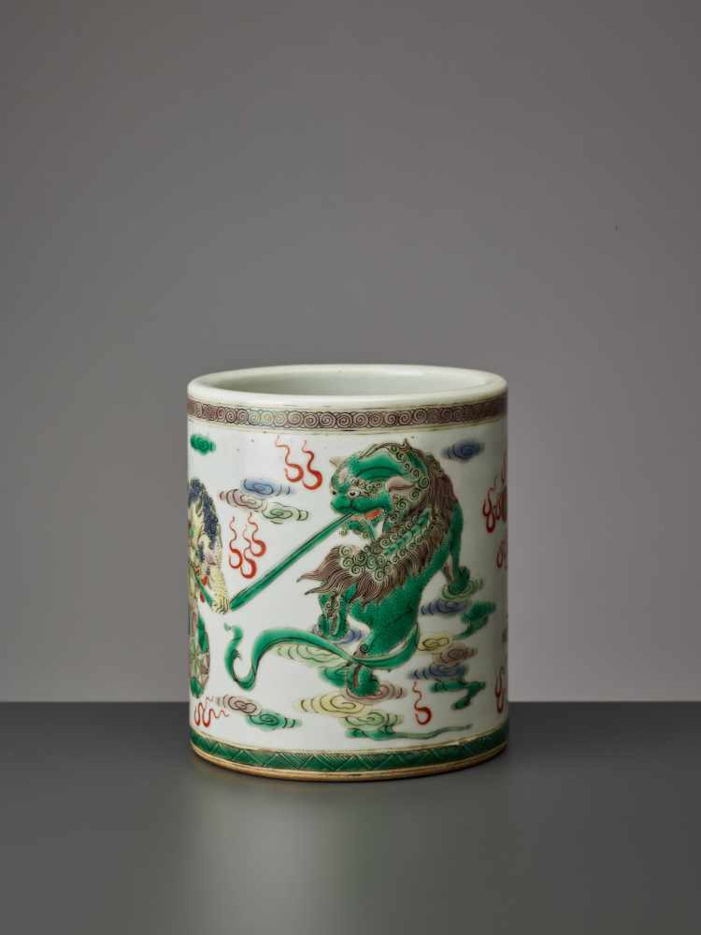 A FAMILLE VERTE ENAMELED PORCELAIN BRUSHPOT, QING DYNASTY Of cylindrical form, painted in vivid - Image 2 of 6