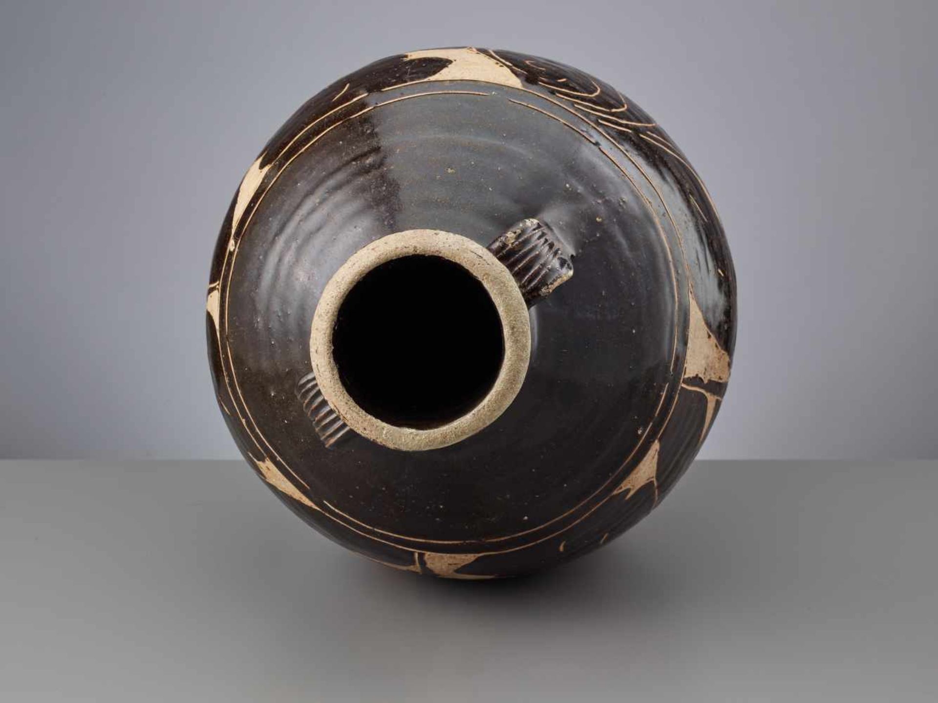 A VERY LARGE 'CIZHOU' SGRAFFIATO VASE WITH HANDLES, JIN DYNASTY, 1115–1234 Black-glazed stoneware - Image 5 of 7