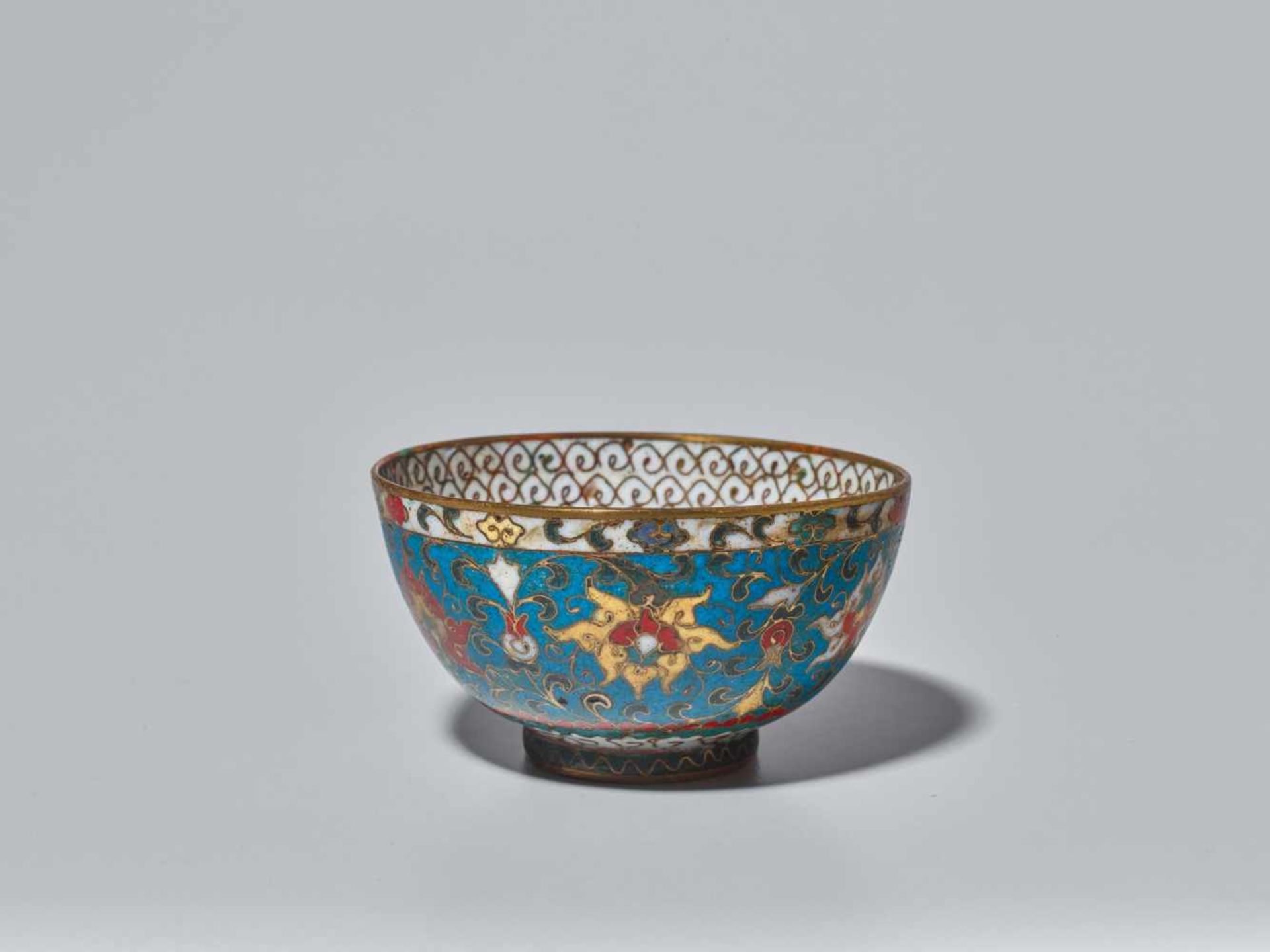 A CLOISONNE ENAMEL ‘LOTUS’ BOWL, MING DYNASTY, 16TH CENTURY The bronze bowl with gilt rims and - Image 5 of 7