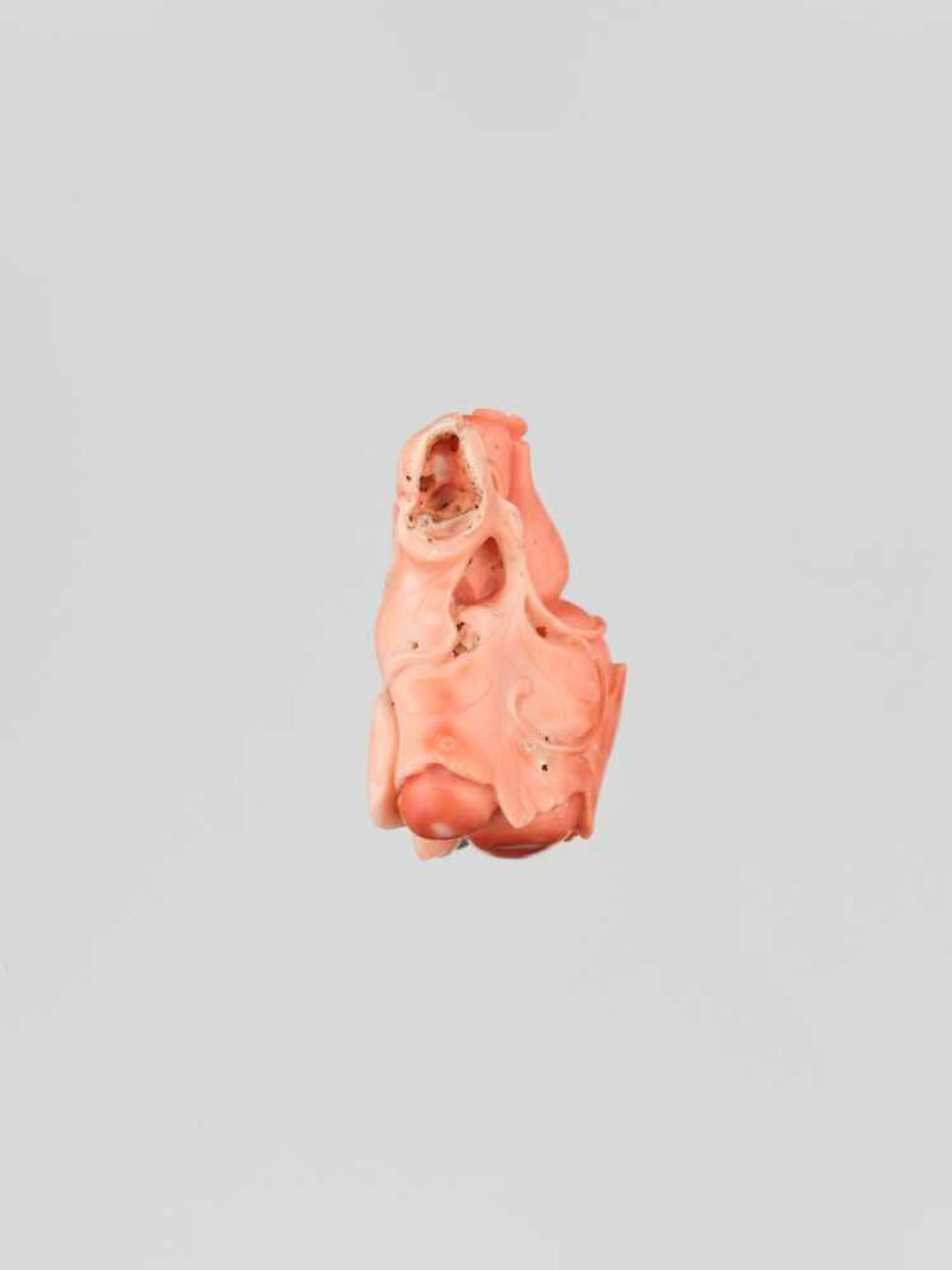 A CARVED CORAL ‘DOUBLE GOURD AND BAT’ PENDANT, QING DYNASTY The material of elegant light red - Image 7 of 8