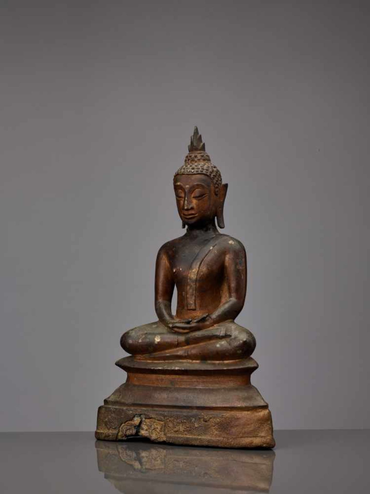 A BRONZE BUDDHA SHAKYAMUNI SEATED IN VIRASANA, SUKHOTHAI, 15TH-16TH CENTURY Cast bronze with - Image 5 of 8