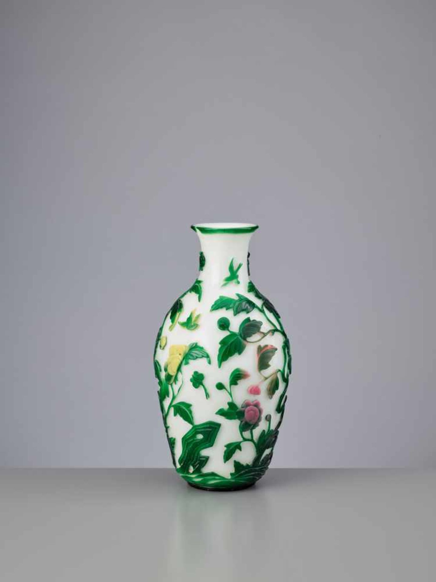 A FIVE-COLOR OVERLAY ‘PEONY’ GLASS VASE, TONGZHI MARK AND OF THE PERIOD The translucent overlay - Image 6 of 9