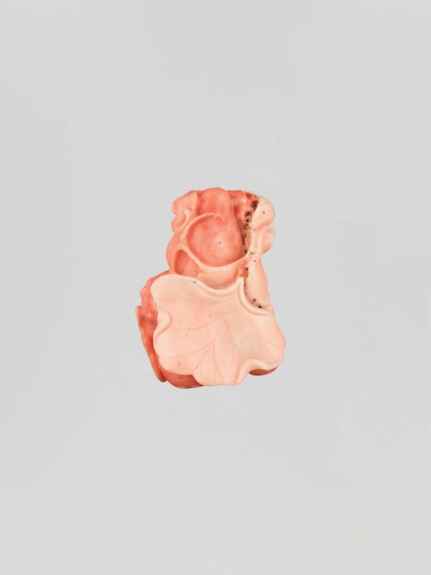 A CARVED CORAL ‘DOUBLE GOURD AND BAT’ PENDANT, QING DYNASTY The material of elegant light red - Image 4 of 8