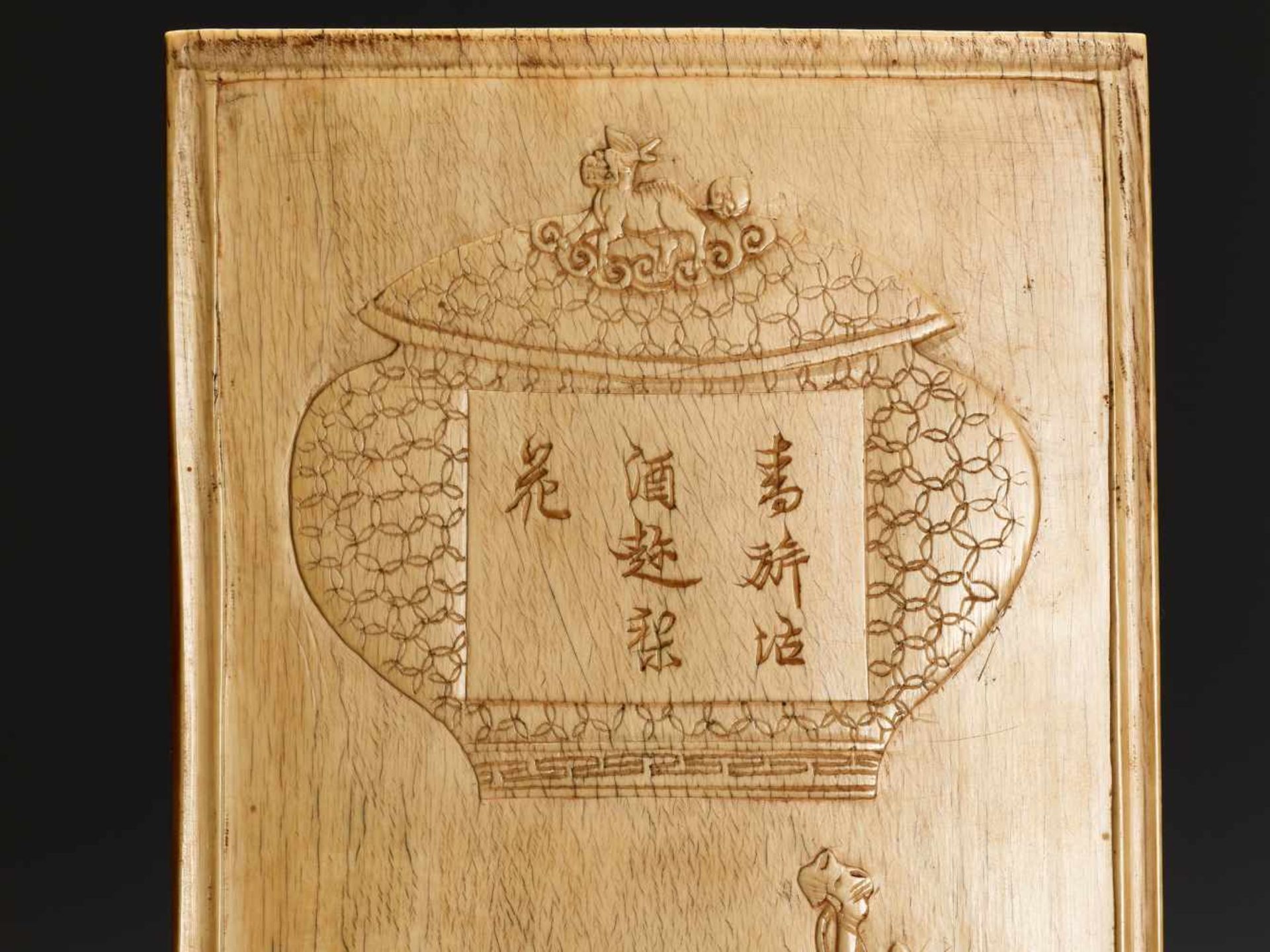 AN IVORY DOUBLE-SIDED ‘ROMANCE OF THE WESTERN CHAMBER’ SCREEN PLAQUE, KANGXI Ivory engraved and - Image 9 of 10