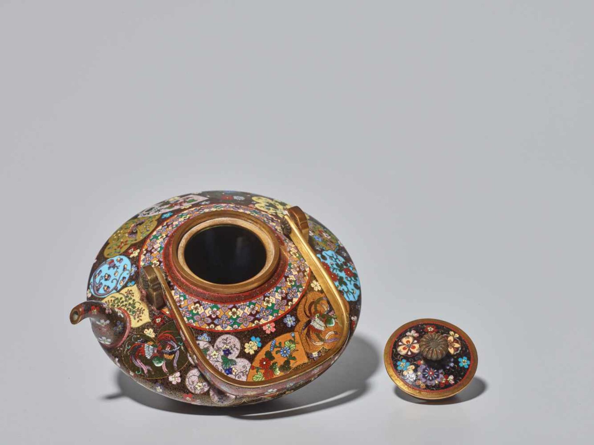 A FINE JAPANESE CLOISONNÉ ENAMEL TEAPOT ATTRIBUTED TO NAMIKAWA YASUYUKI (1845 – 1927) Cloisonné with - Image 4 of 10