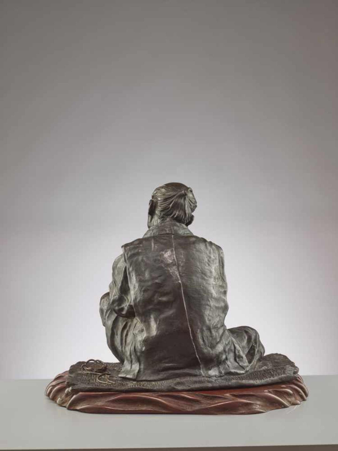 A FINE AND LARGE JAPANESE BRONZE OF A ZORI SANDAL MAKER TAKING A SMOKING BREAK BY TAKAHASHI RYOUN - Image 7 of 11