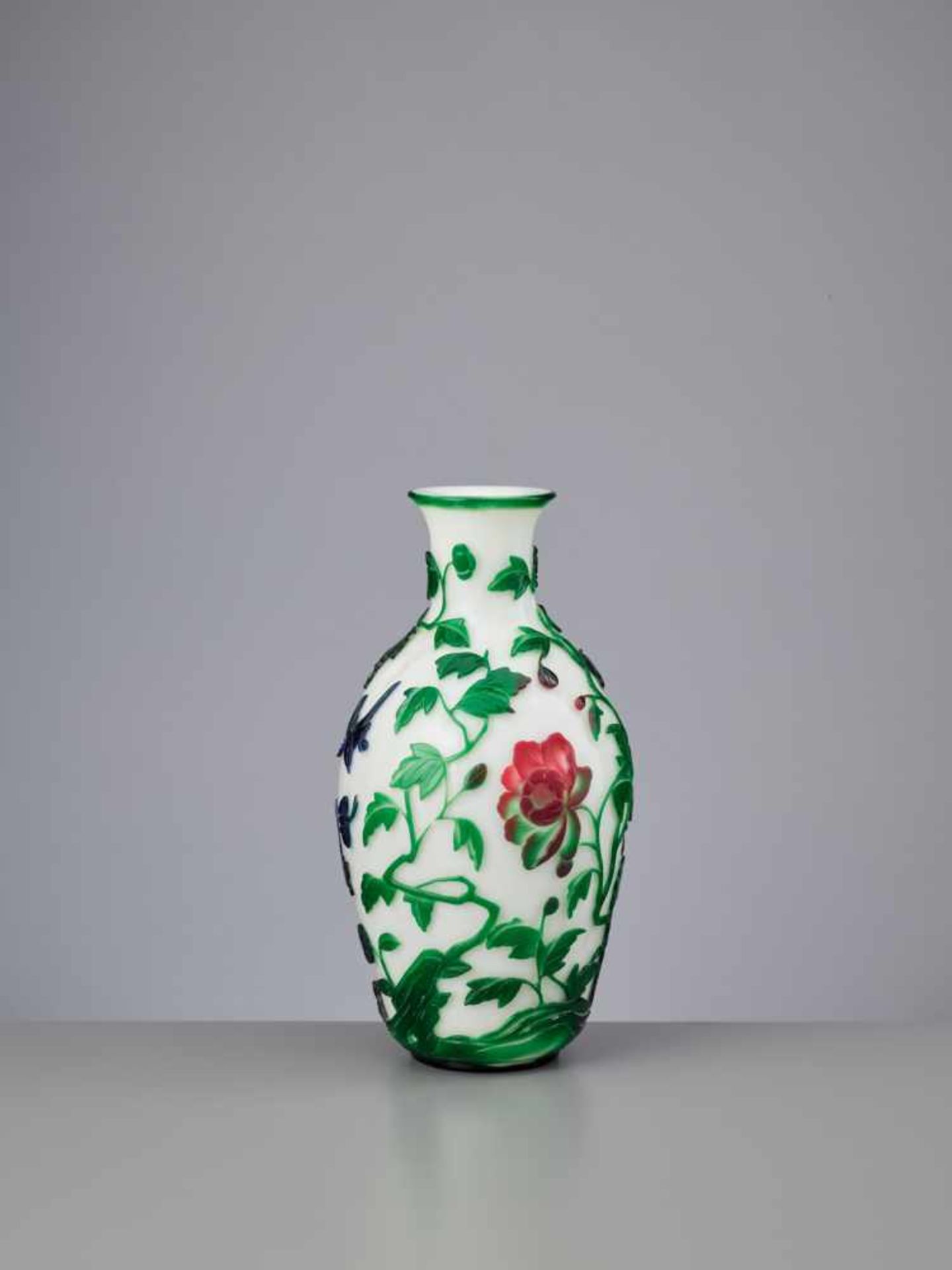 A FIVE-COLOR OVERLAY ‘PEONY’ GLASS VASE, TONGZHI MARK AND OF THE PERIOD The translucent overlay - Image 7 of 9