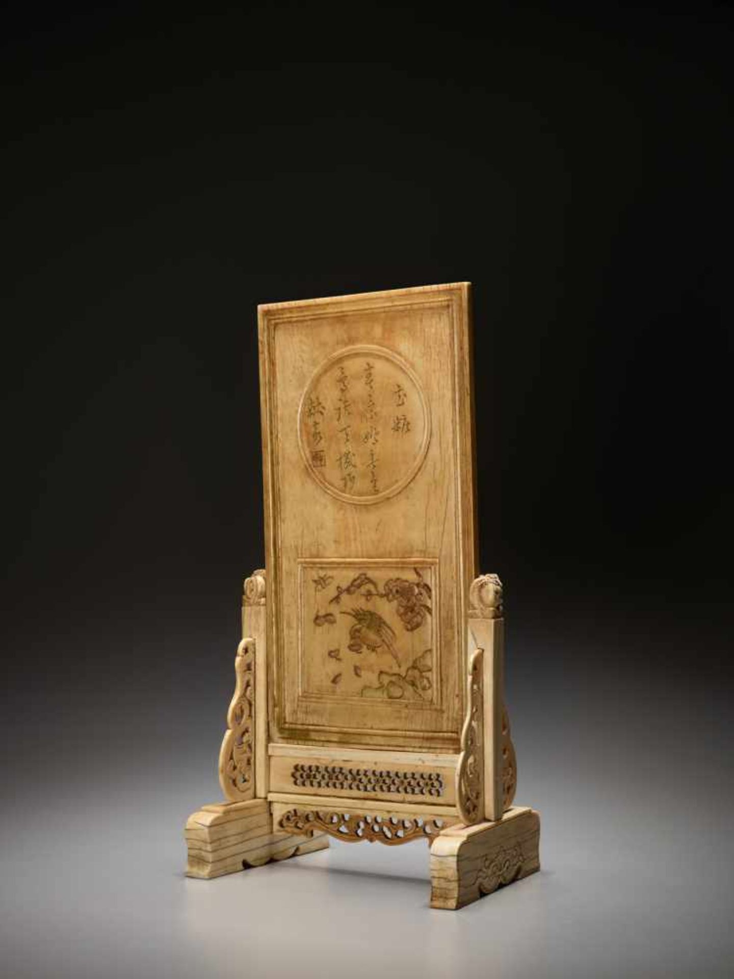 AN IVORY DOUBLE-SIDED ‘PRACTICING CALLIGRAPHY’ TABLE SCREEN, KANGXI Artist signature on the stand. - Bild 4 aus 8
