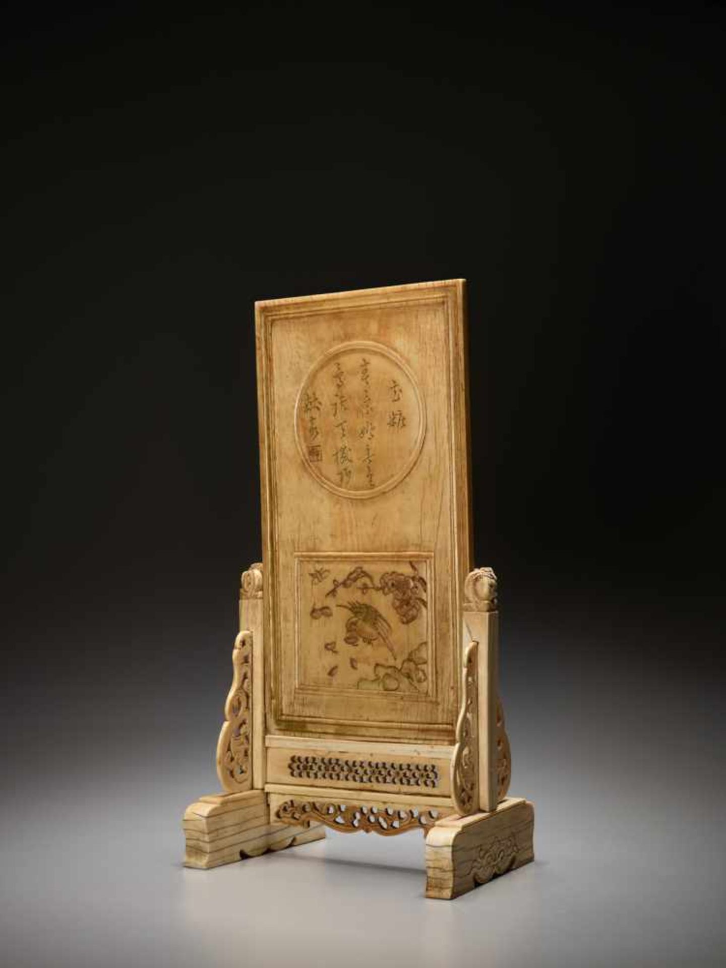 AN IVORY DOUBLE-SIDED ‘PRACTICING CALLIGRAPHY’ TABLE SCREEN, KANGXI Artist signature on the stand. - Image 4 of 8