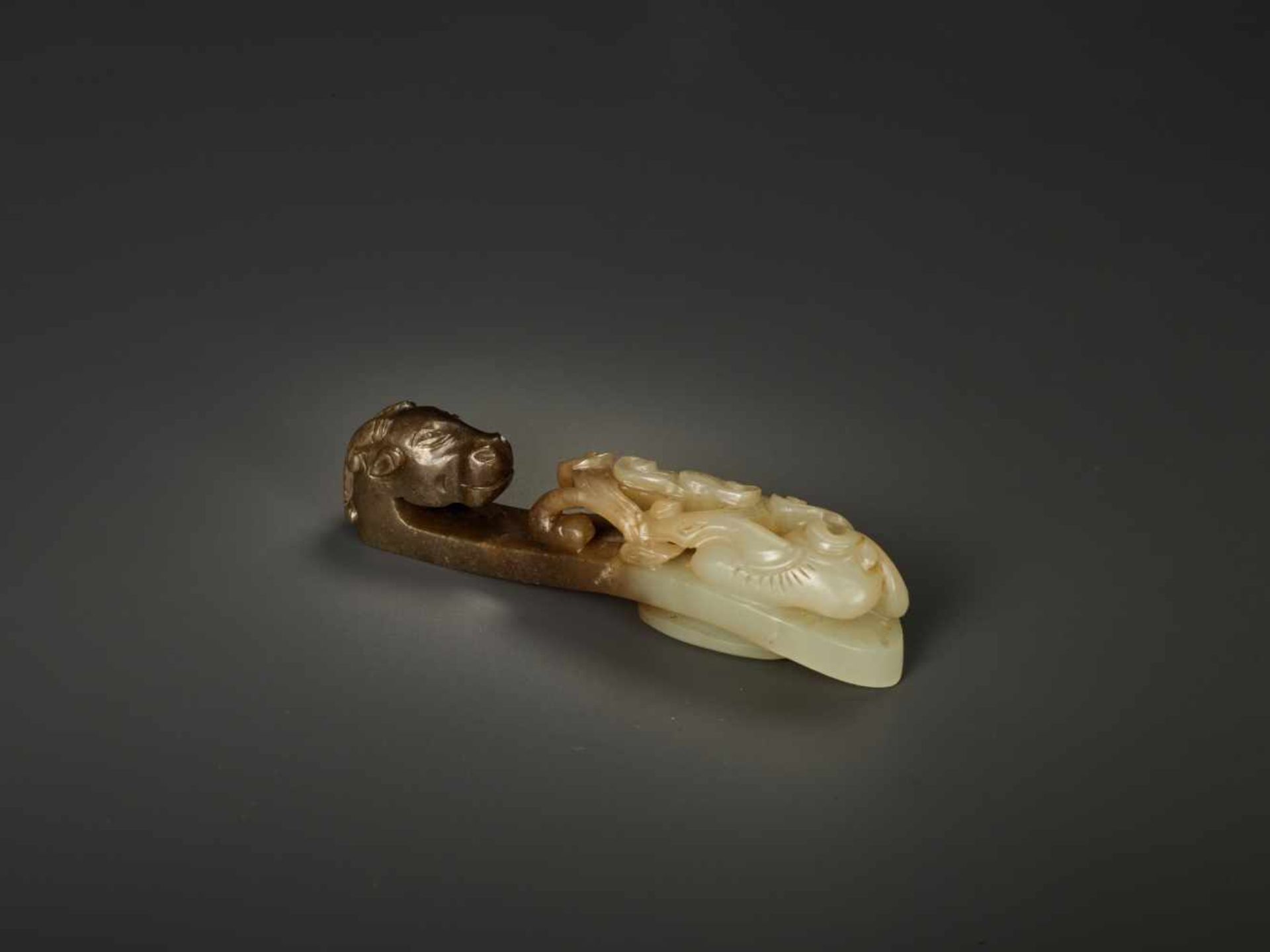 A SMALL OPENWORK ’STAG AND LINGZHI’ JADE BELT HOOK, EARLIER QING DYNASTY The nephrite varying from - Image 2 of 6