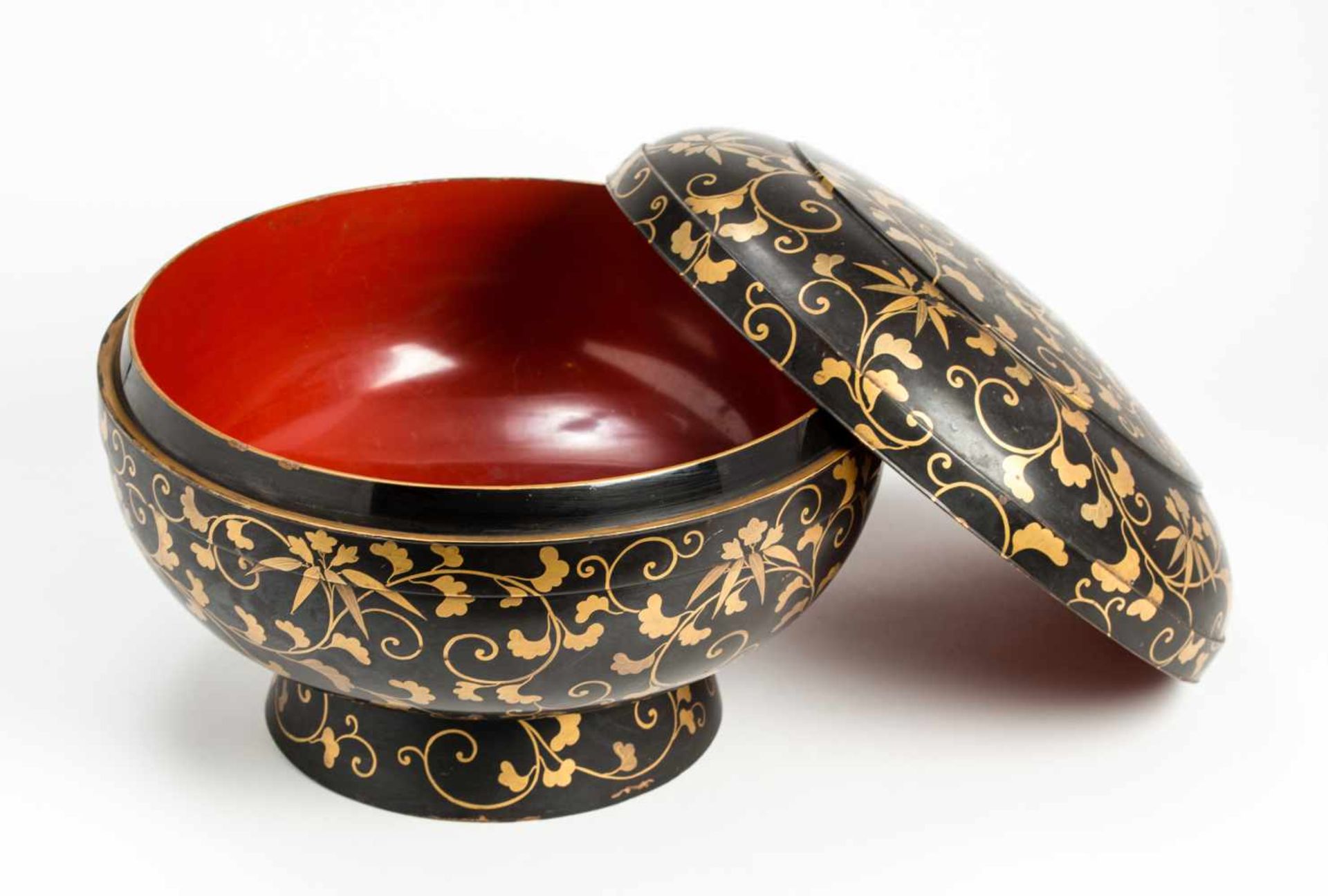 A RARE GOLD AND BLACK LAQUER JIKIRO (CEREMONIAL FOOD CONTAINER) Lacquered woodJapan, Lacquered - Image 3 of 4
