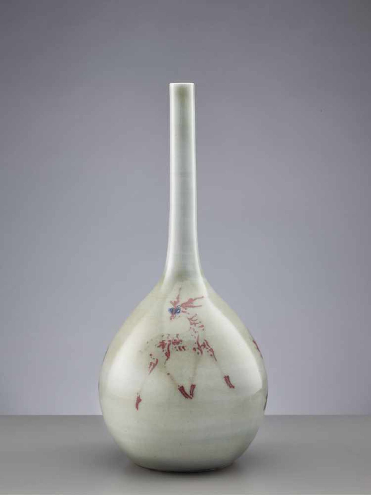 A VERY LARGE UNDERGLAZE COPPER-RED-DECORATED BOTTLE VASE, KANGXI PERIOD (1662-1722) Elegantly potted - Image 5 of 11