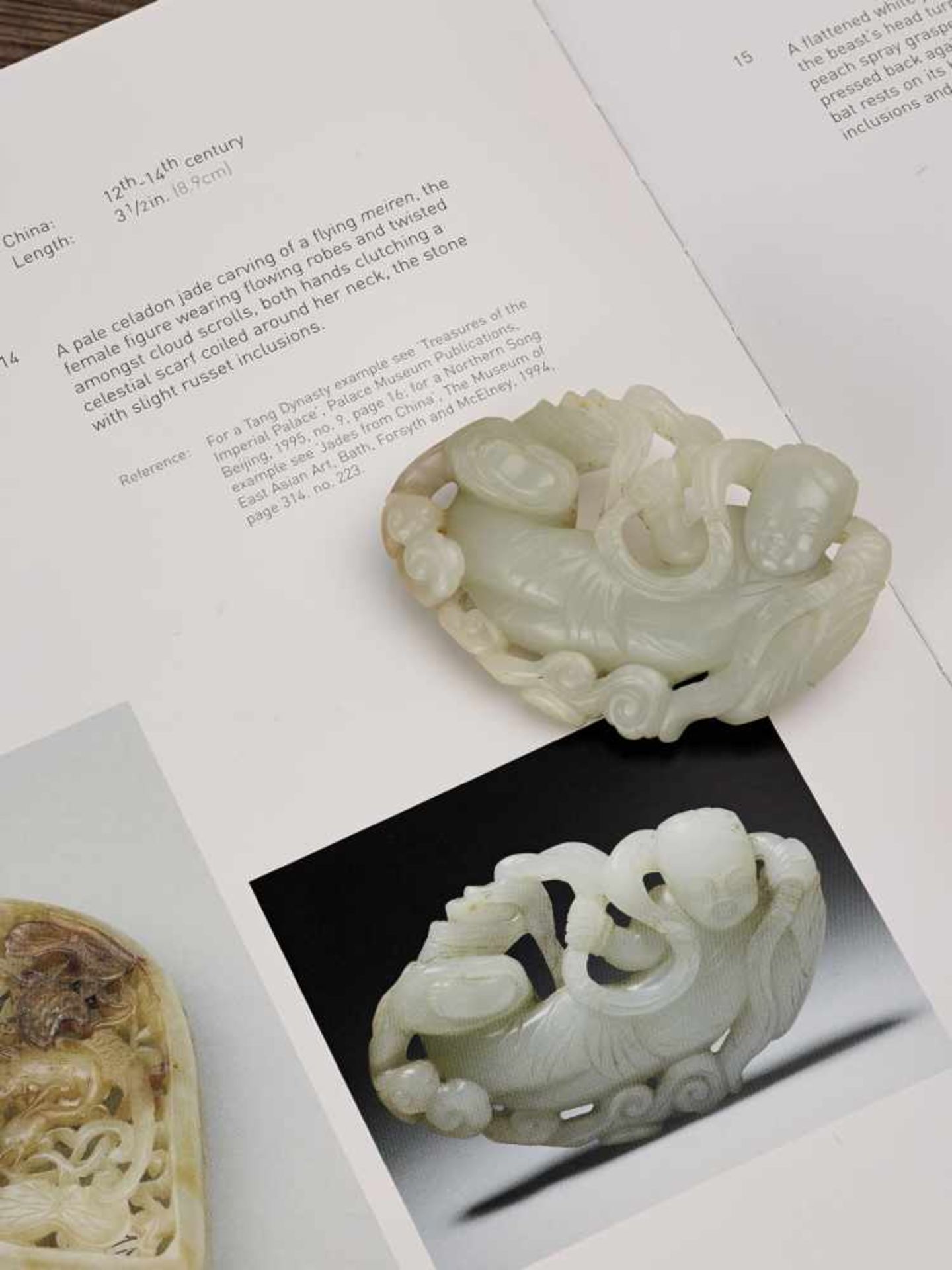 A WHITE JADE CARVING OF AN APSARA, MING DYNASTY OR EARLIER The stone is of an even tone, with a - Bild 4 aus 8
