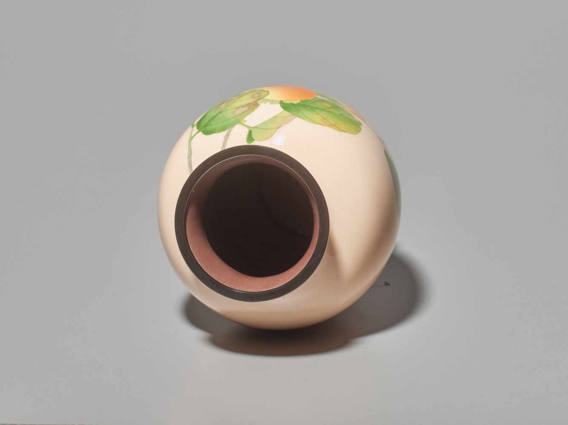 A FINE JAPANESE CLOISONNÉ ENAMEL VASE WITH PERSIMMONS BY ANDO JUBEI Cloisonné with colored enamels - Image 5 of 8