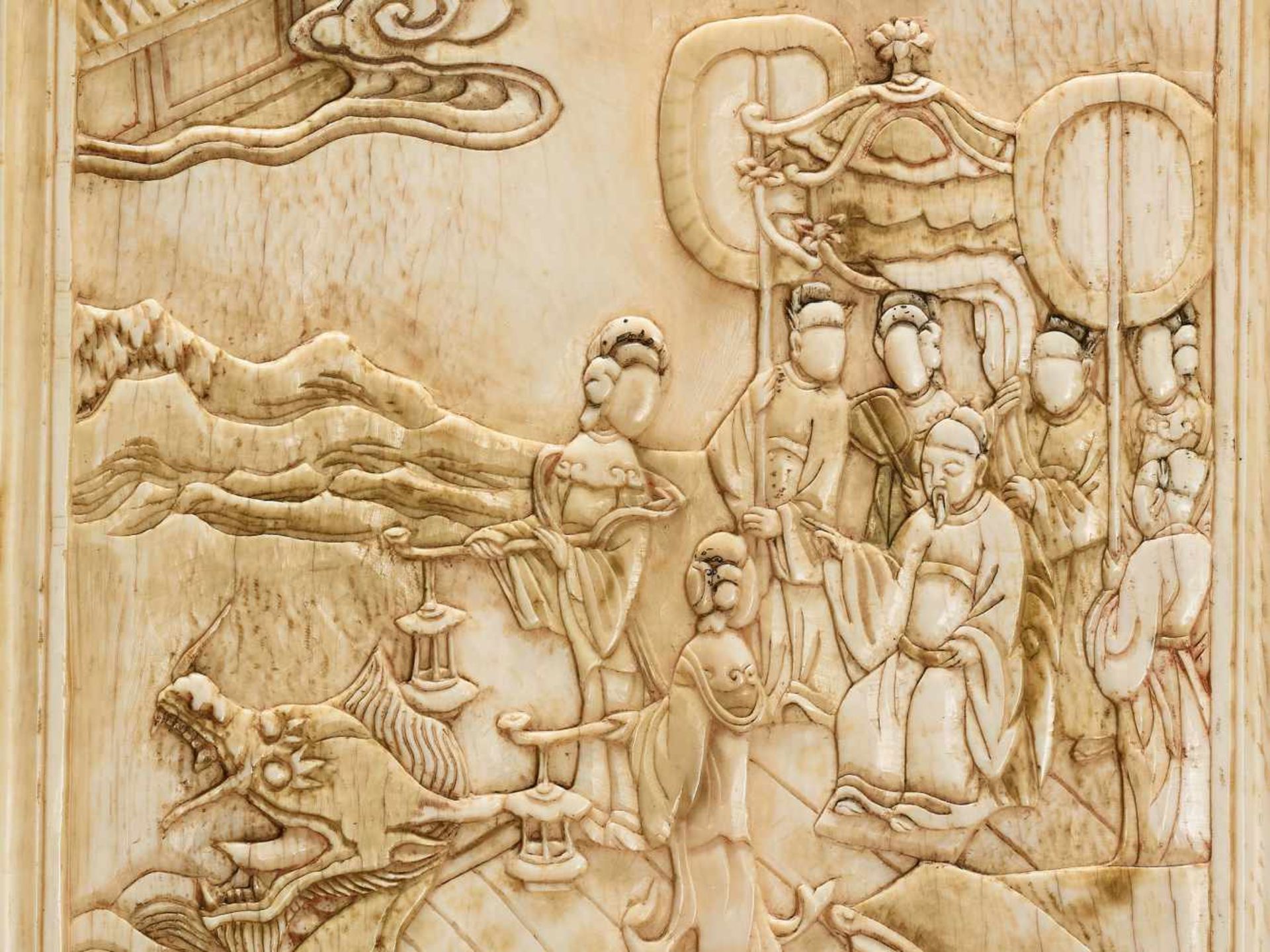 AN IVORY DOUBLE-SIDED ‘IMMORTALS AND DRAGON BOAT’ TABLE SCREEN, KANGXI Ivory engraved and carved - Image 10 of 11