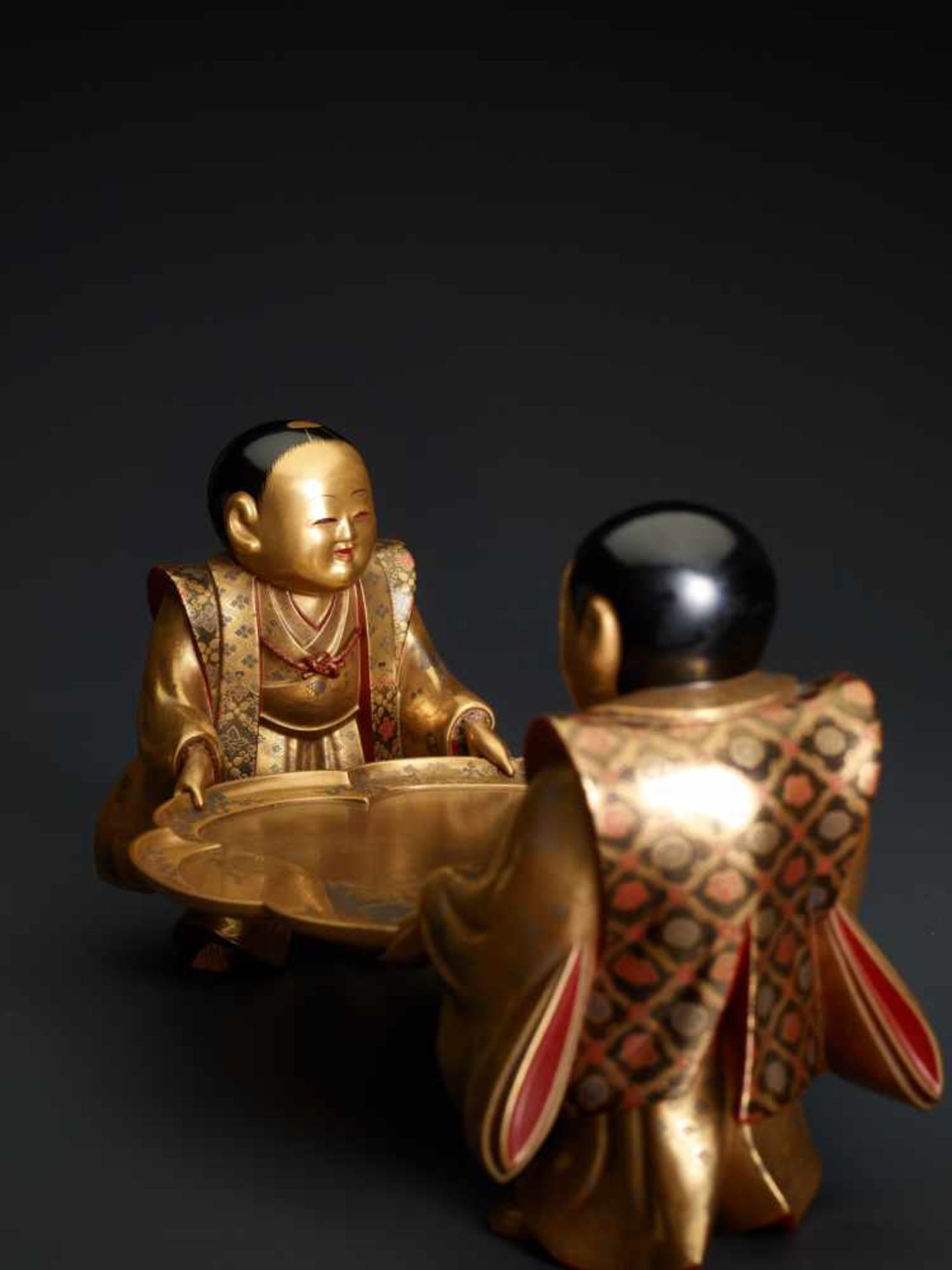 A FINE AND RARE JAPANESE LACQUER TRAY SUPPORTED BY TWO KARAKO Lacquered woodJapan, Edo period ( - Image 6 of 11