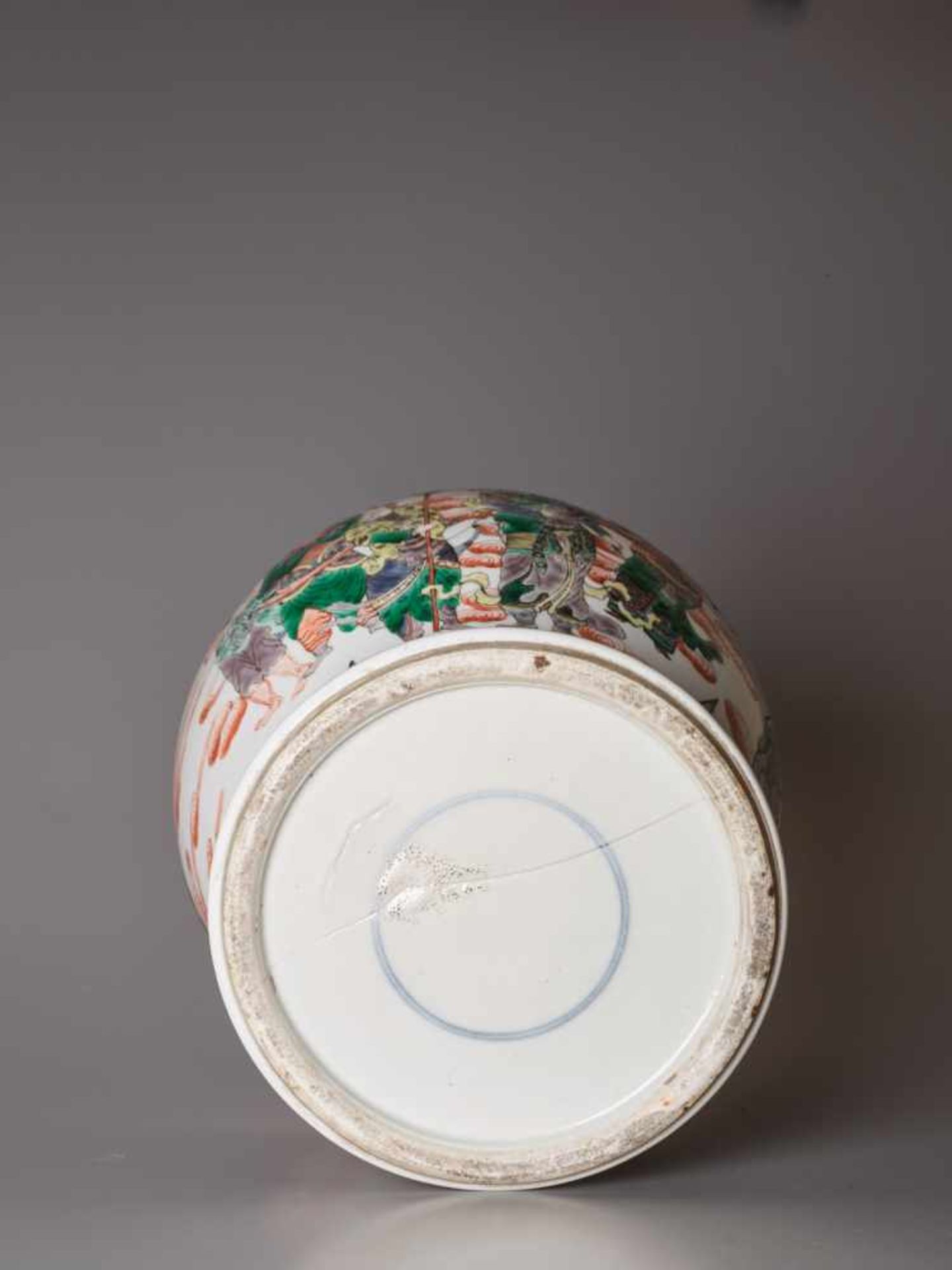 A LIDDED QING DYNASTY FAMILLE VERTE BALUSTER JAR ‘EIGHT IMMORTALS’ Porcelain with iron red, - Image 8 of 9