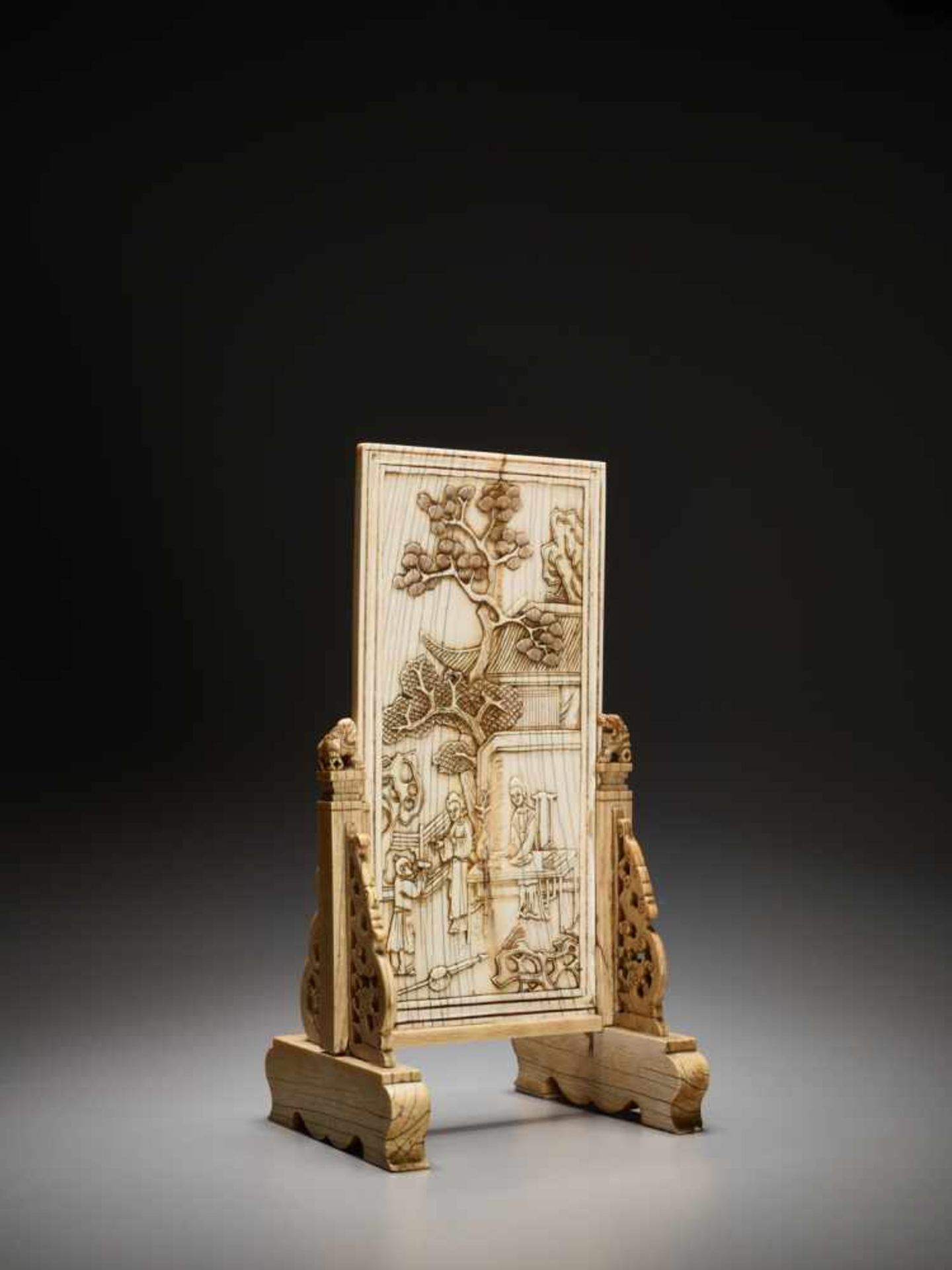 AN IVORY DOUBLE-SIDED ‘NARRATIVE’ TABLE SCREEN, KANGXI Artist signature on the stand. Ivory engraved - Image 5 of 10