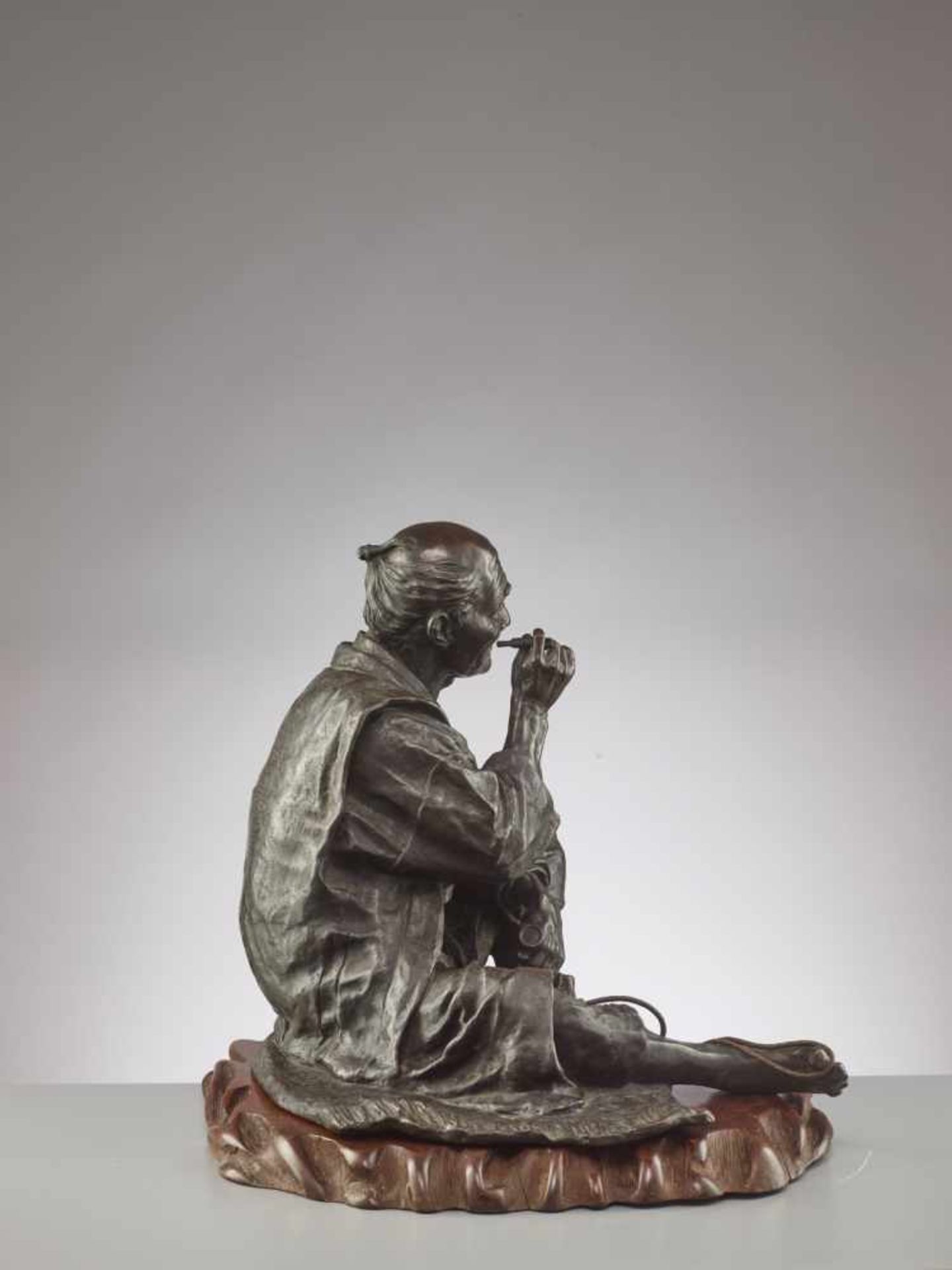 A FINE AND LARGE JAPANESE BRONZE OF A ZORI SANDAL MAKER TAKING A SMOKING BREAK BY TAKAHASHI RYOUN - Image 8 of 11