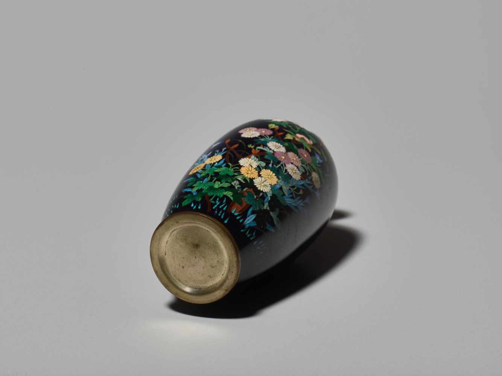 A JAPANESE CLOISONNÉ ENAMEL VASE WITH KIKU AND FUYO BLOSSOMS Cloisonné with colored enamelsJapan, - Image 3 of 6