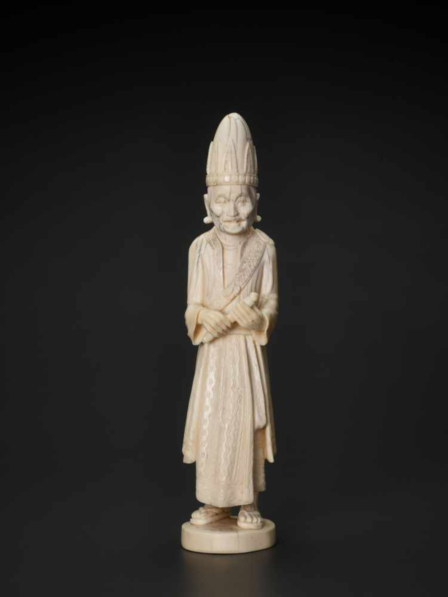 A 19TH CENTURY INDO-PERSIAN IVORY SCULPTURE OF A PRIEST Ivory India, 19th century This finely carved - Image 5 of 6