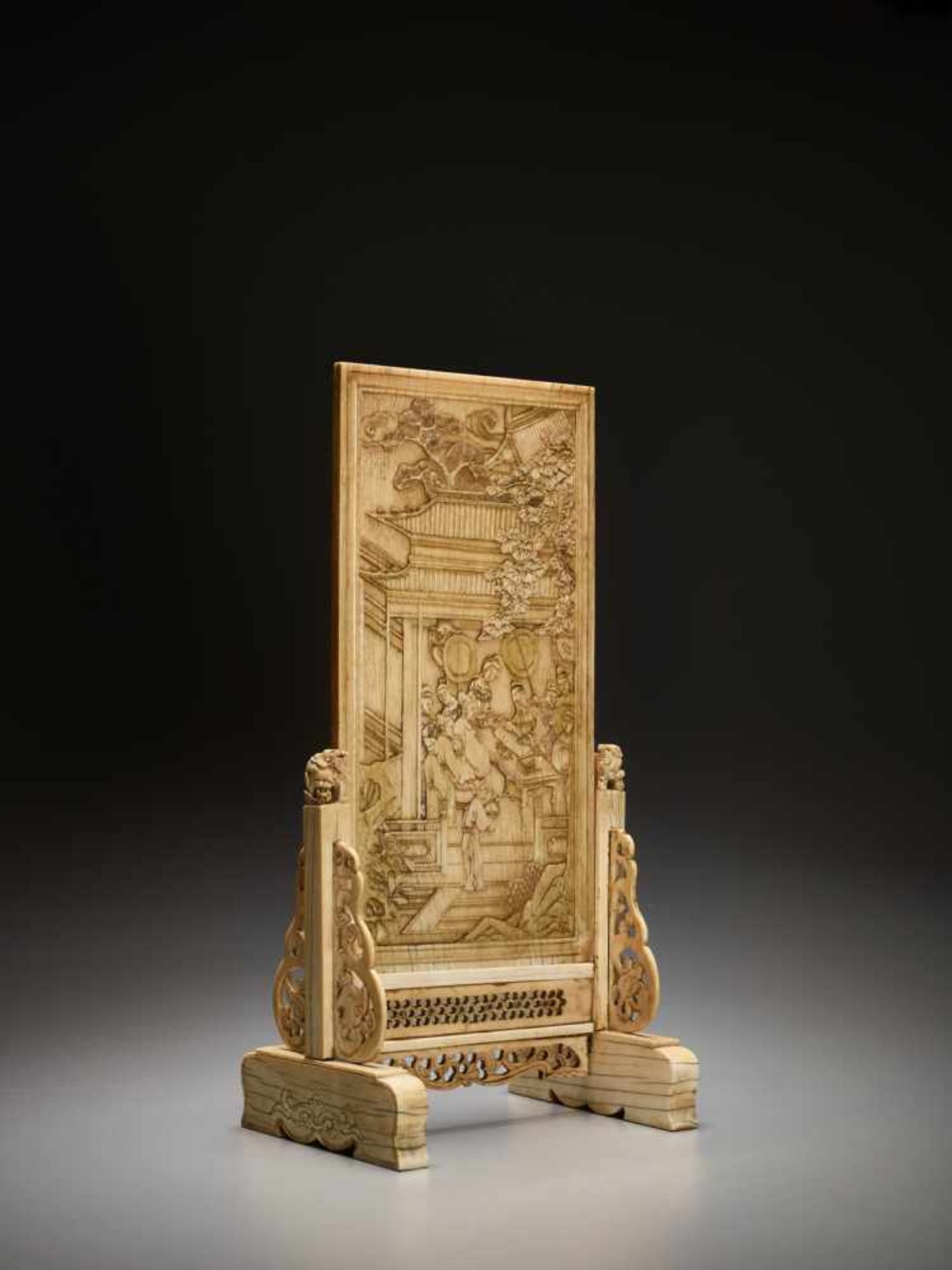 AN IVORY DOUBLE-SIDED ‘PRACTICING CALLIGRAPHY’ TABLE SCREEN, KANGXI Artist signature on the stand. - Bild 5 aus 8