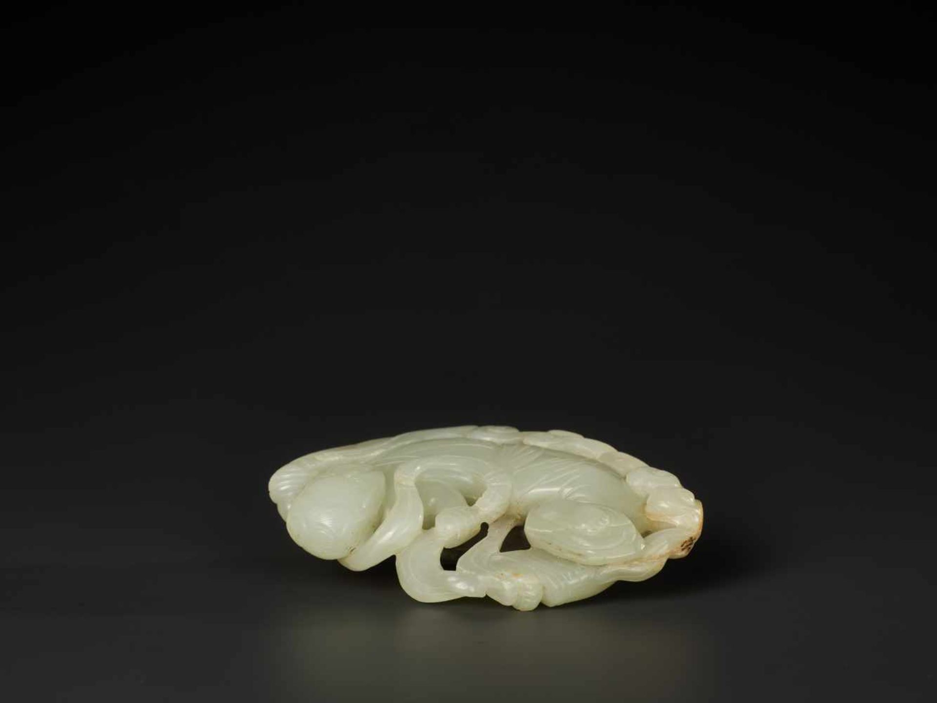 A WHITE JADE CARVING OF AN APSARA, MING DYNASTY OR EARLIER The stone is of an even tone, with a - Bild 8 aus 8