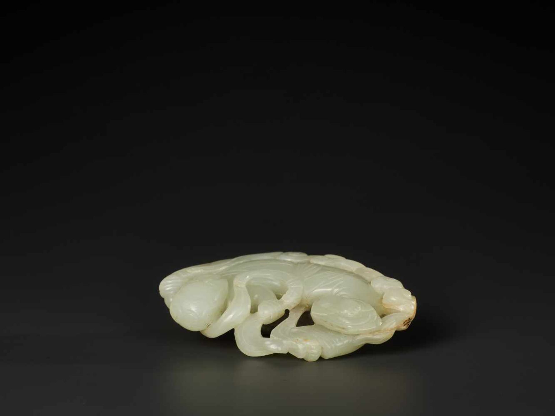 A WHITE JADE CARVING OF AN APSARA, MING DYNASTY OR EARLIER The stone is of an even tone, with a - Image 8 of 8