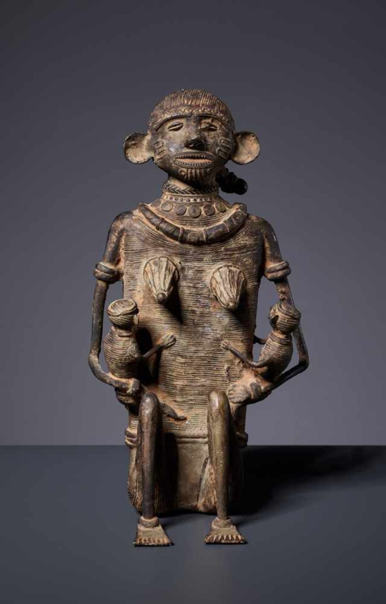 A LARGE KONDH TRIBAL BRONZE OF A MOTHER WITH TWO CHILDREN Copper bronze Northern India, Kondh Tribe, - Image 4 of 6