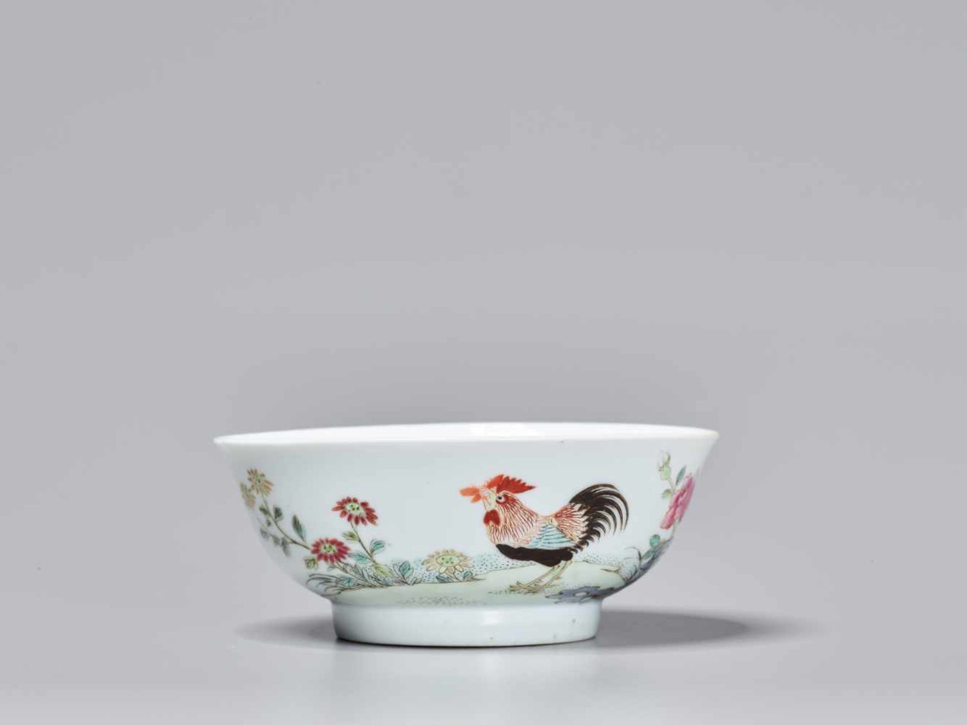 A FAMILLE ROSE ‘COCKEREL EATING FLY’ PORCELAIN BOWL, 18TH CENTURY Four-character Yongzheng mark - Image 4 of 7