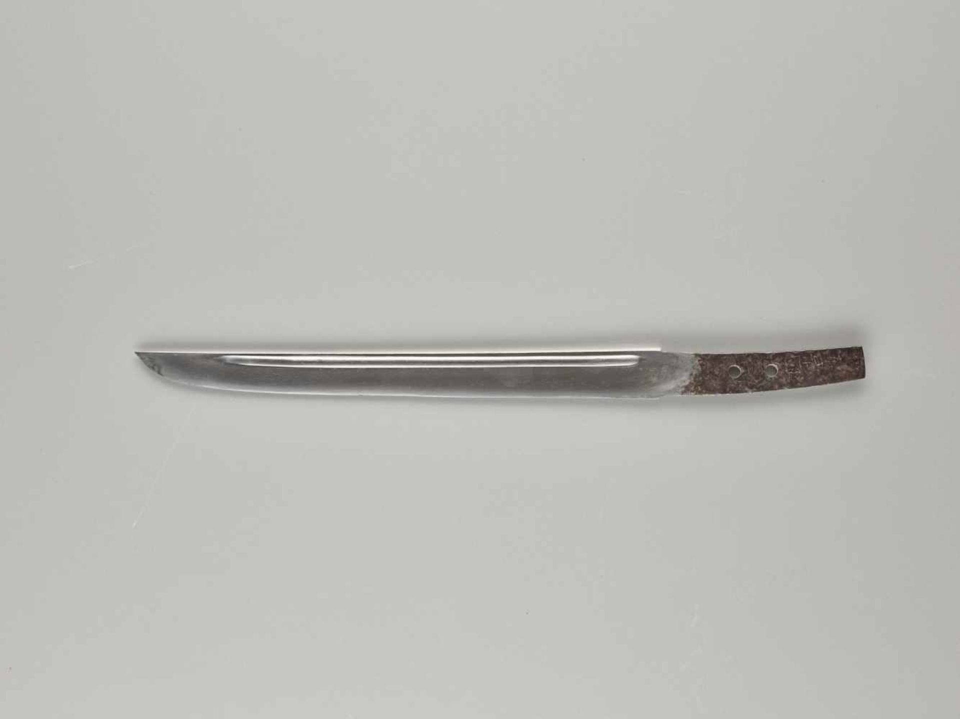 A TANTO BY KUNIYOSHI Japan, Edo period (1603 – 1868) (blade and koshirae)BladeEven shape with iori - Image 4 of 9