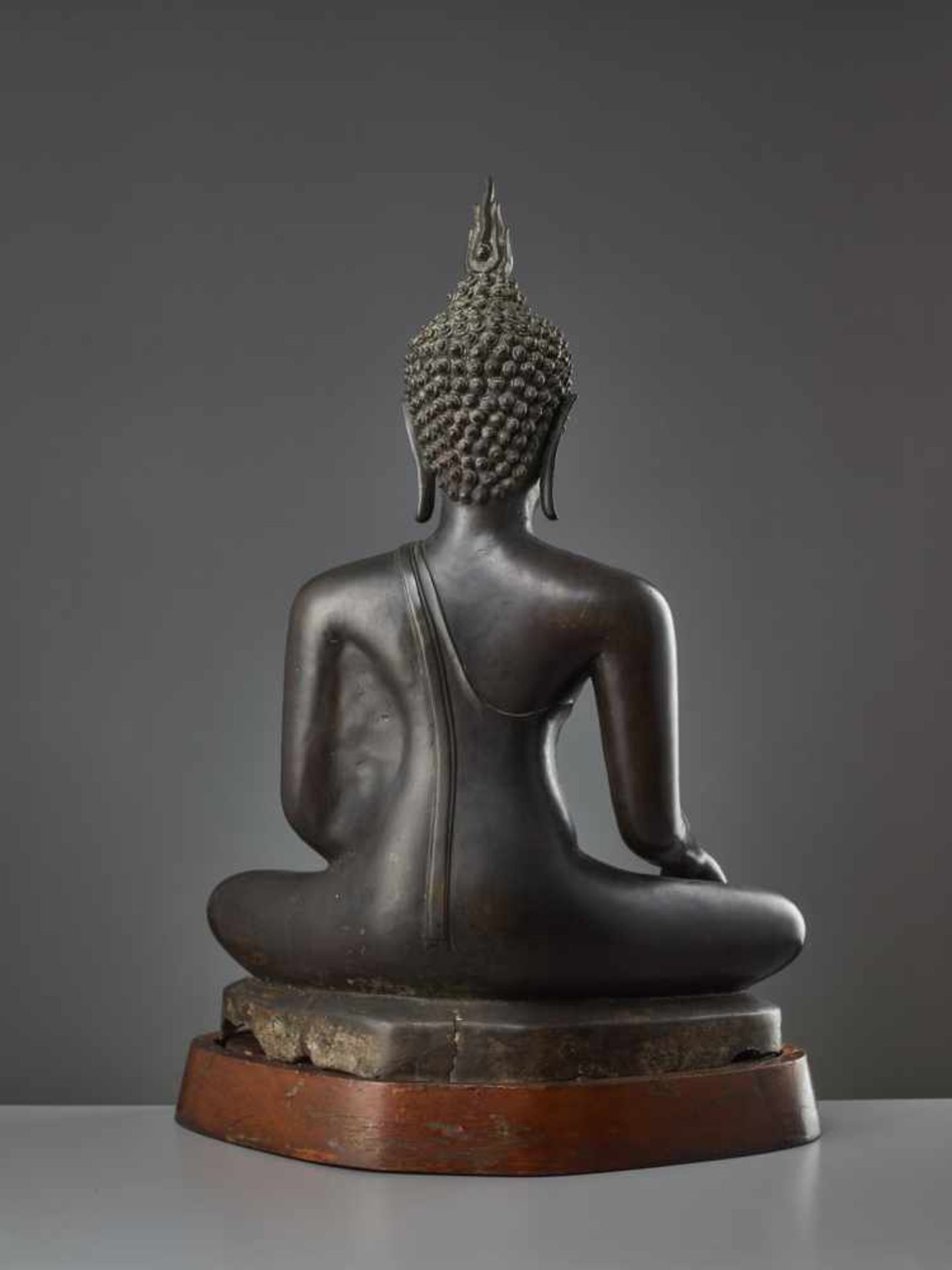 A LARGE AND IMPORTANT BRONZE FIGURE OF BUDDHA SHAKYAMUNI, SUKHOTHAI STYLE, KAMPHAENG PHET, 14TH – - Image 9 of 13
